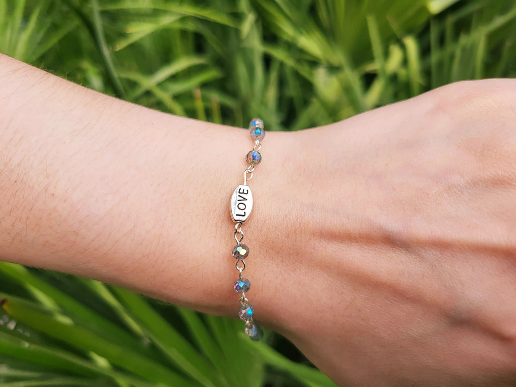 Bracelet en perles cristal bleu gris et perle Love en métal argenté  Bracelet Jethyka