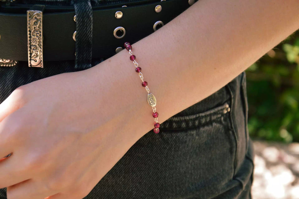 Bracelet perles cristal rose framboise et perle Love en métal argenté  Bracelet Jethyka