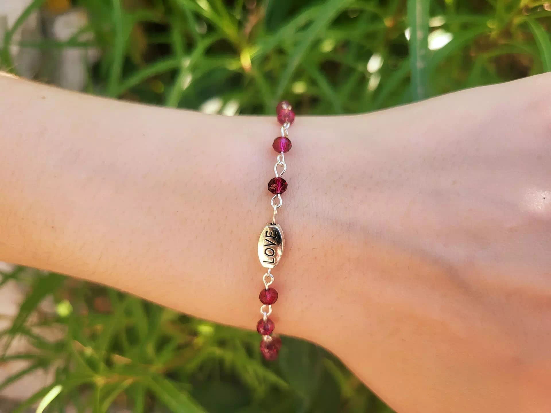 Bracelet perles cristal rose framboise et perle Love en métal argenté  Bracelet Jethyka