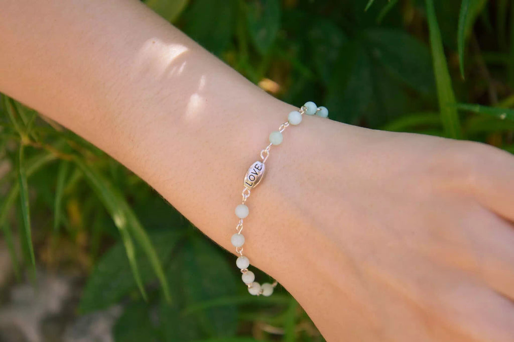 Bracelet en pierres naturelles Amazonite et perle Love en métal  Bracelet Jethyka