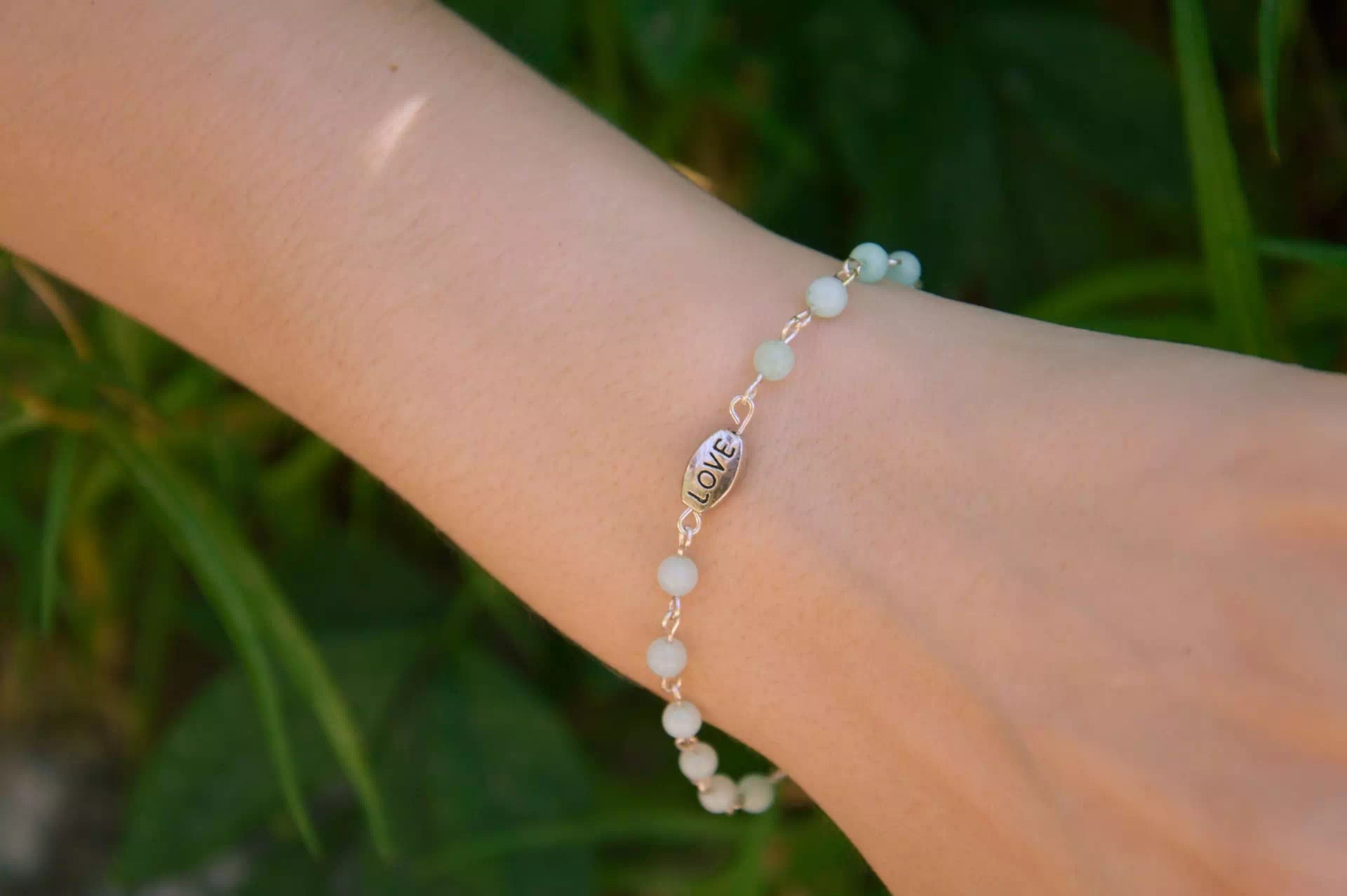 Bracelet en pierres naturelles Amazonite et perle Love en métal  Bracelet Jethyka