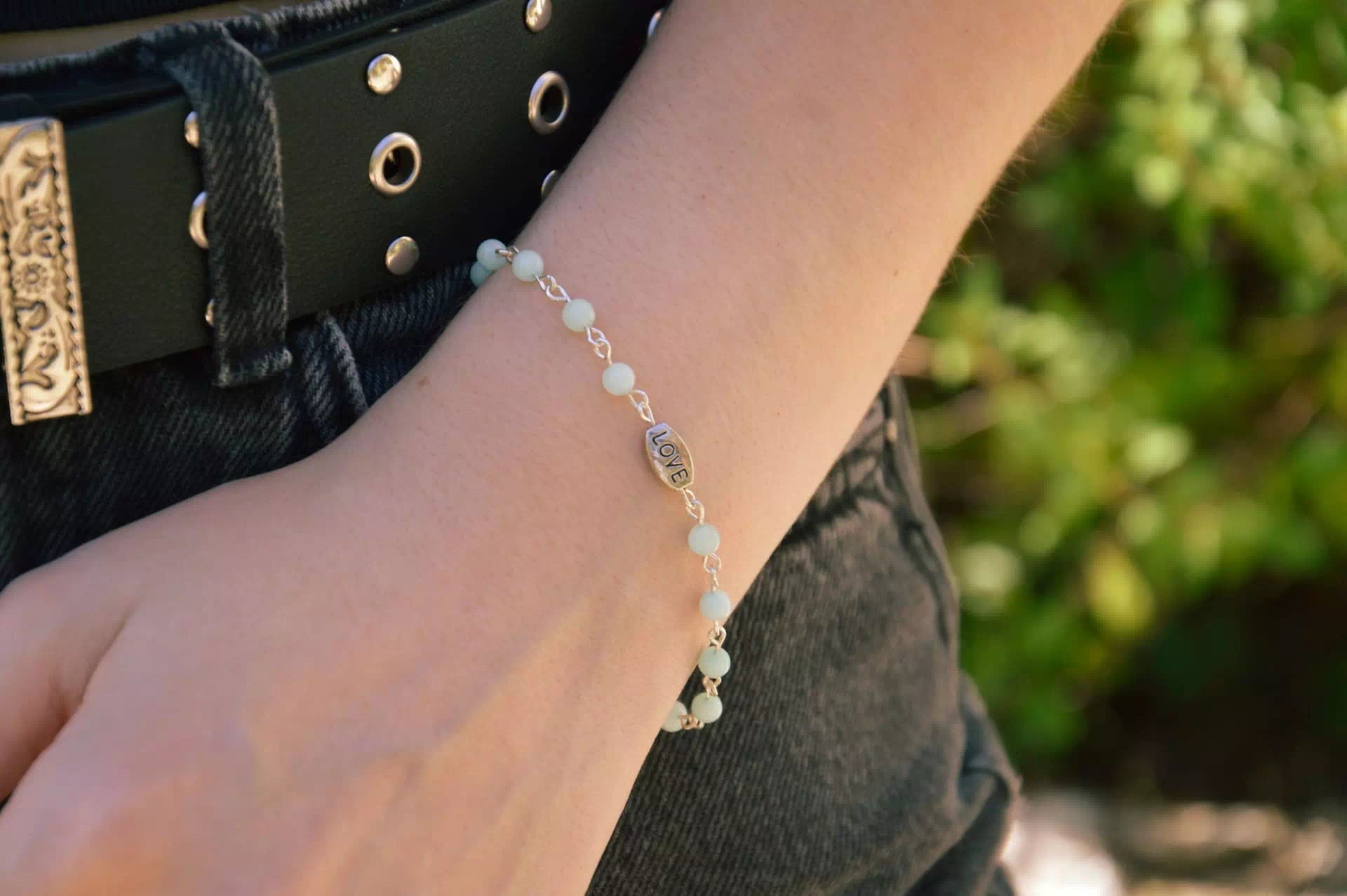 Bracelet en pierres naturelles Amazonite et perle Love en métal  Bracelet Jethyka