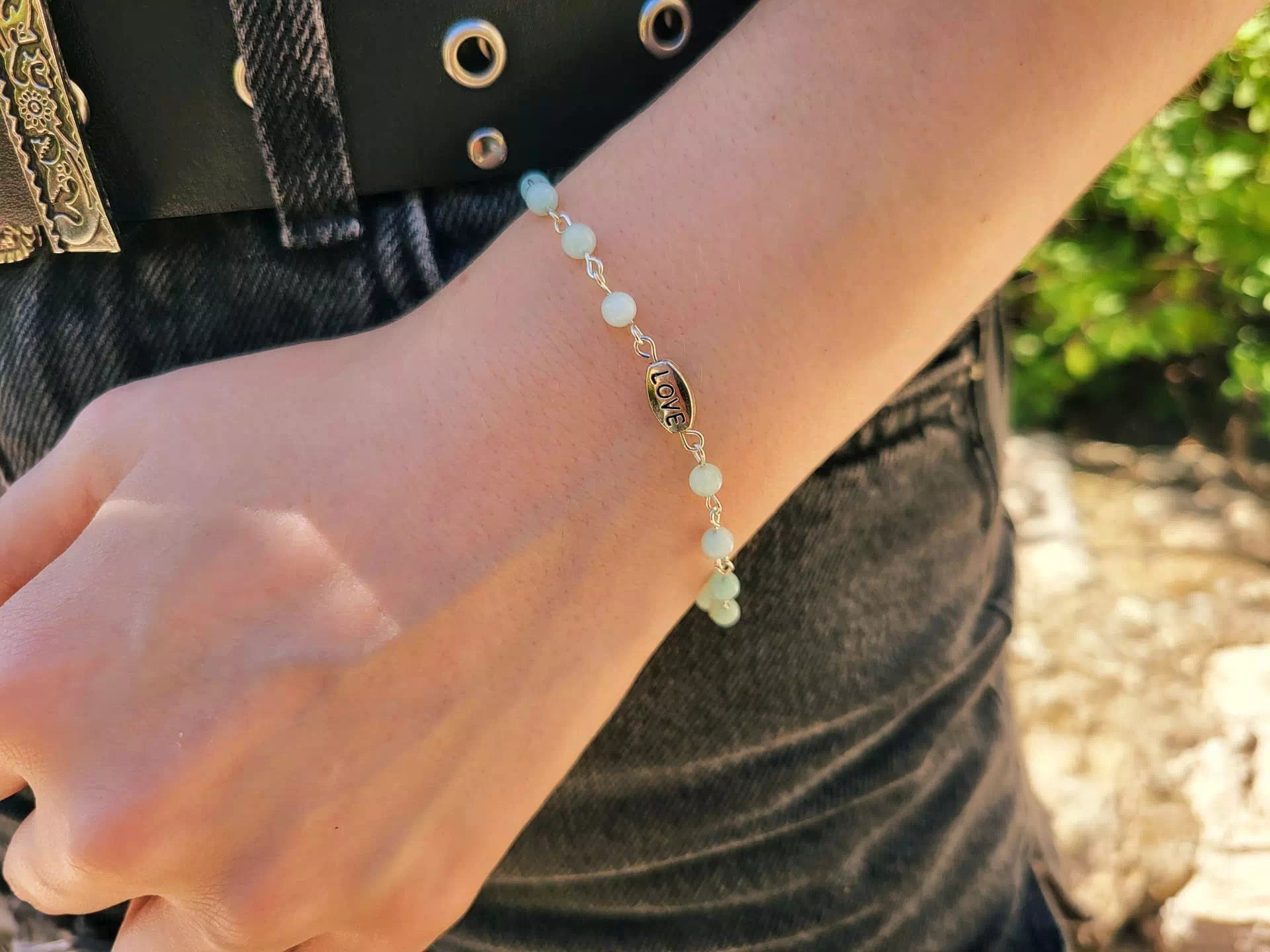 Bracelet en pierres naturelles Amazonite et perle Love en métal  Bracelet Jethyka