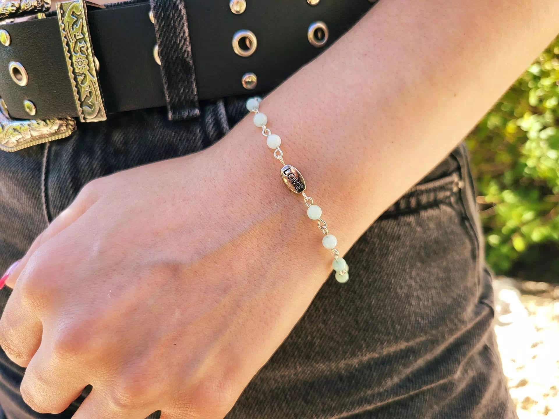 Bracelet en pierres naturelles Amazonite et perle Love en métal  Bracelet Jethyka