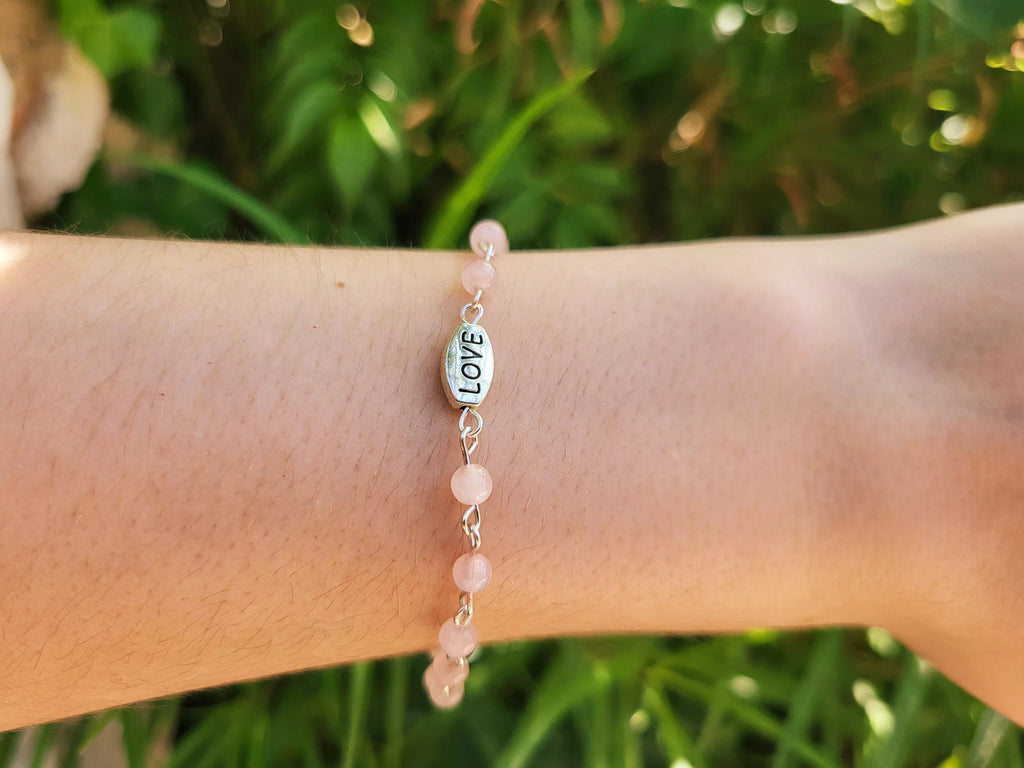 Bracelet en pierres naturelles Quartz Rose et perle Love en métal  Bracelet Jethyka