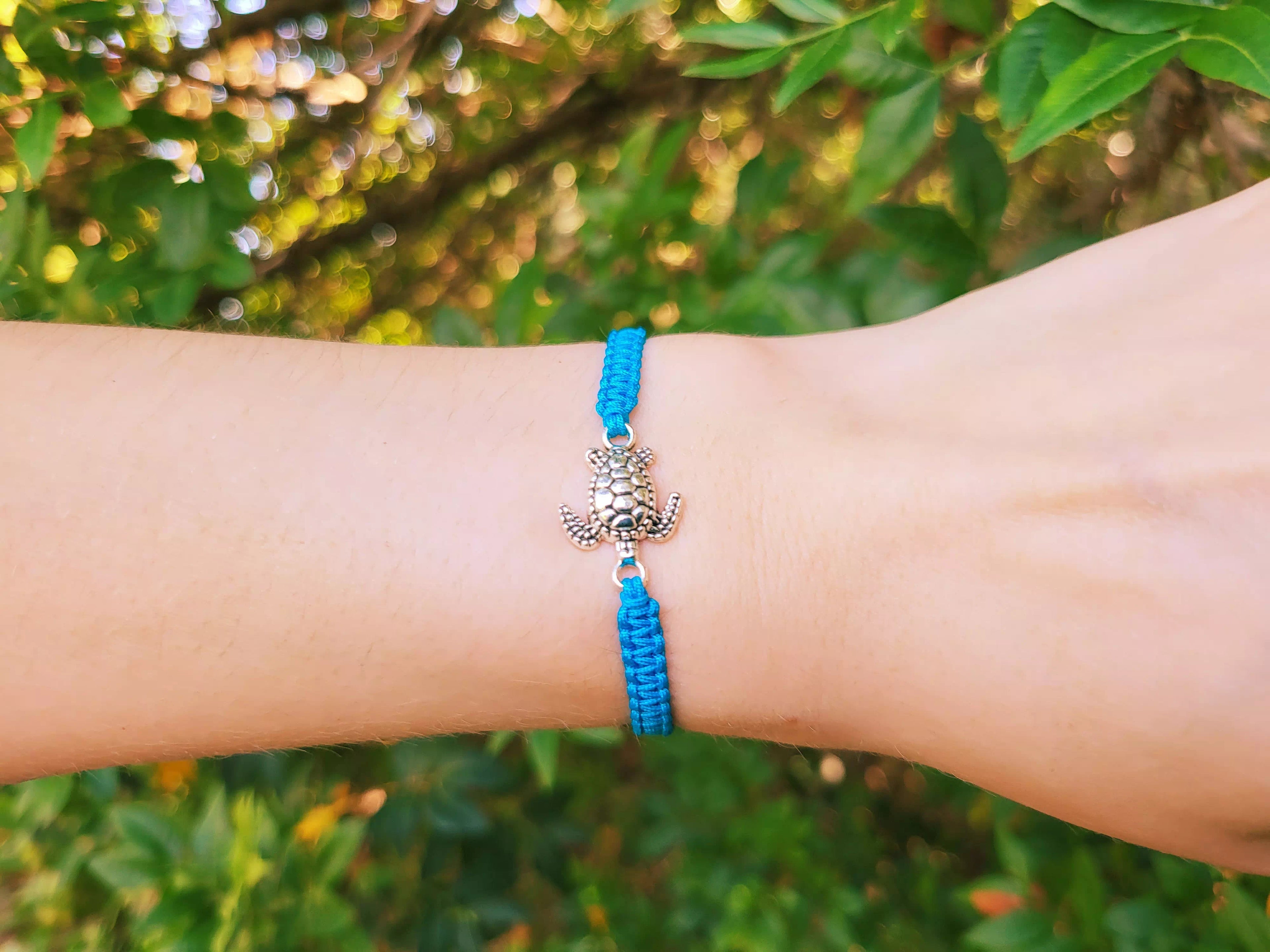 Bracelet Tortue Argentée en Macramé Bleu  Bracelet Jethyka