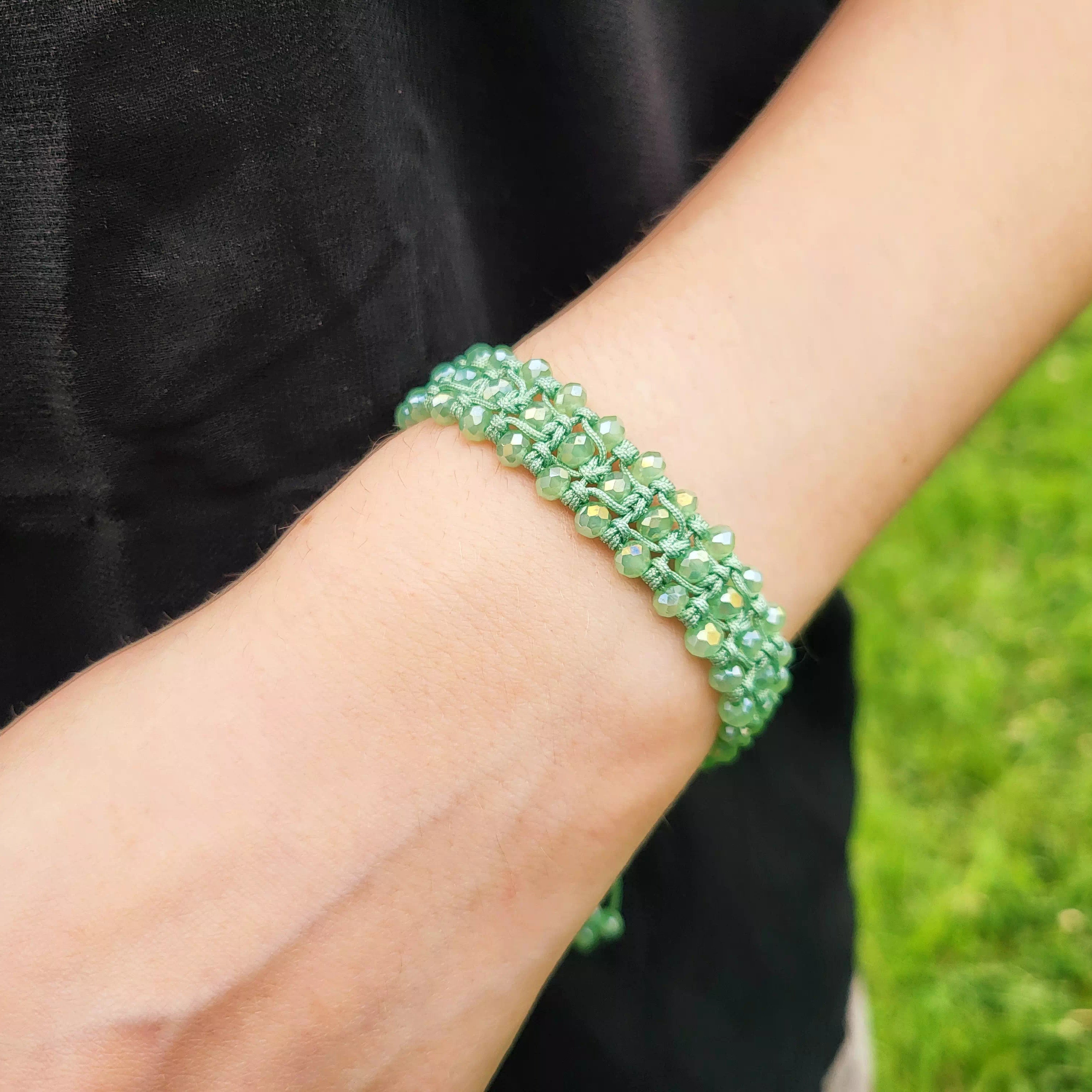 Bracelet Macramé Fait Main avec Perles Cristal Vert Pastel  Bracelet Jethyka