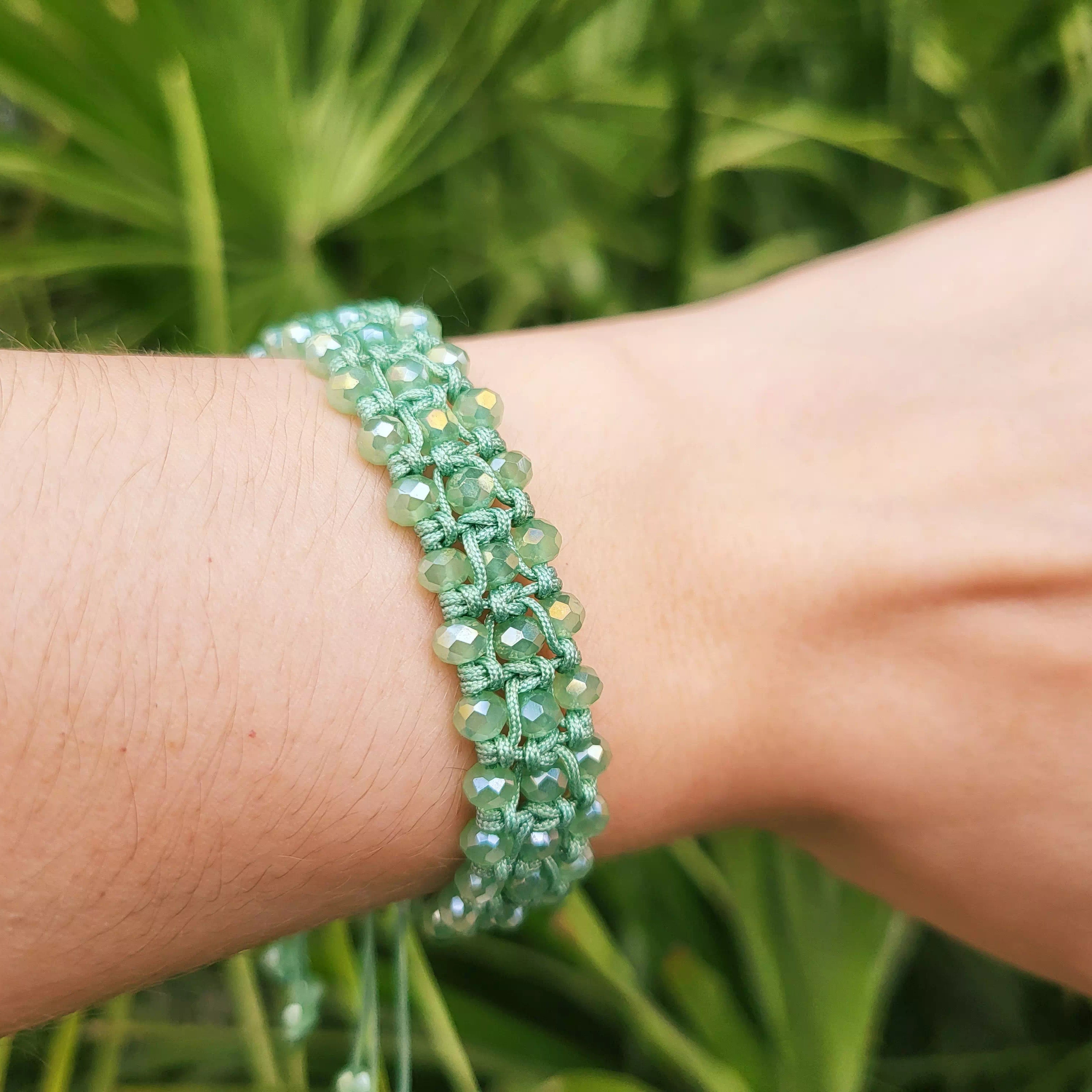 Bracelet Macramé Fait Main avec Perles Cristal Vert Pastel  Bracelet Jethyka