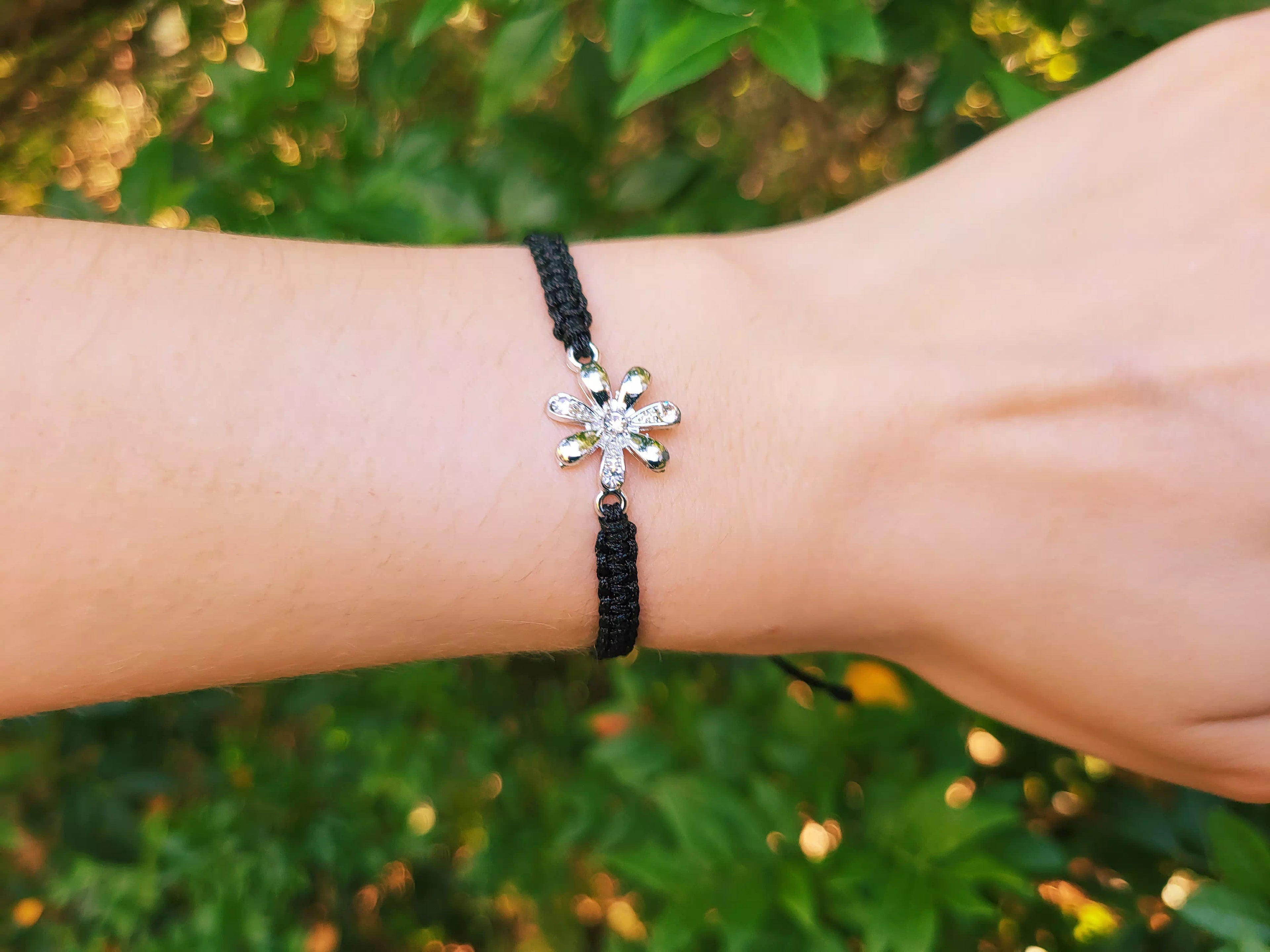Bracelet macramé noir et Fleur argentée avec Strass  Bracelet Jethyka