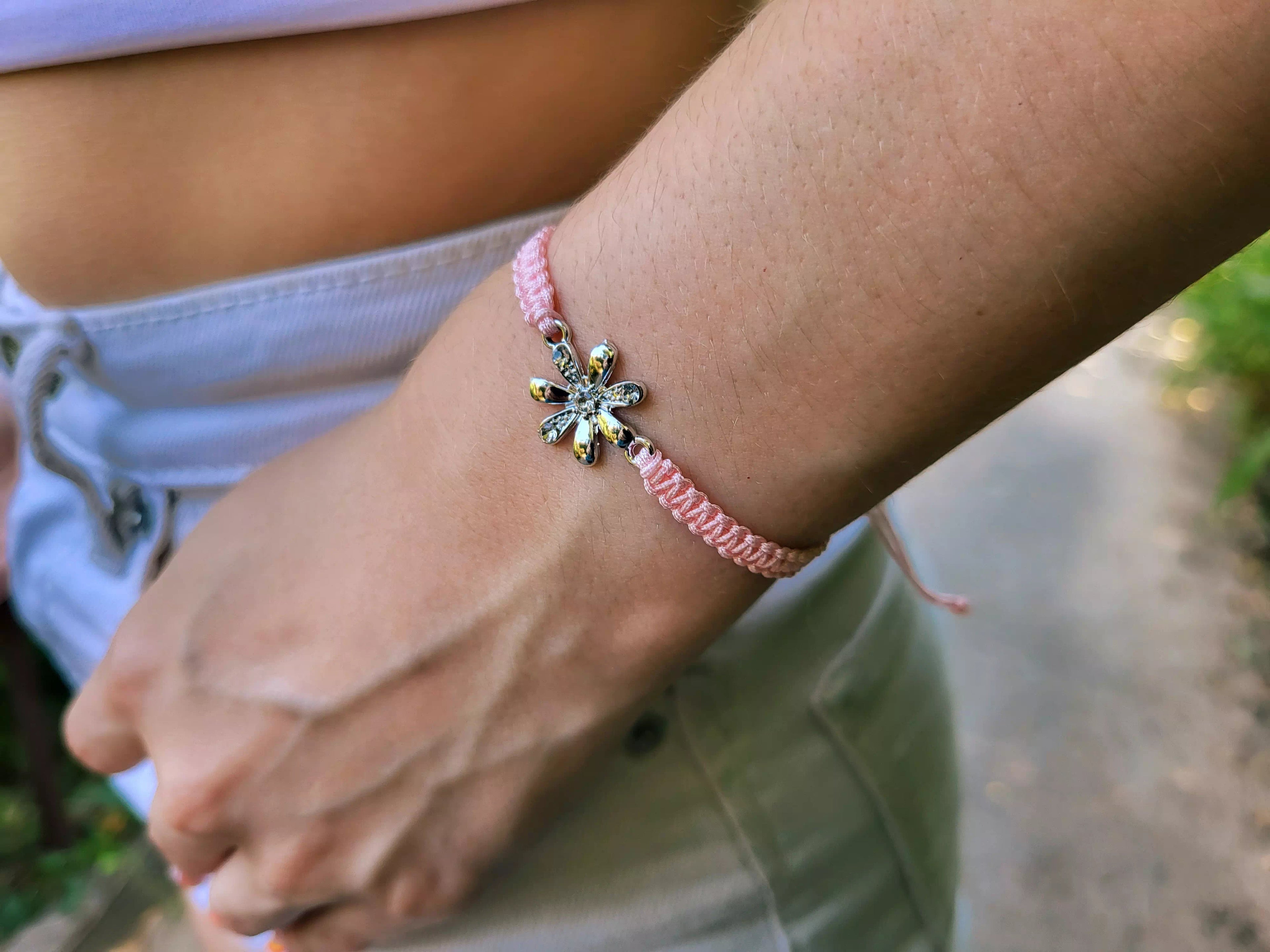 Bracelet macramé Rose et fleur argentée avec strass  Bracelet Jethyka