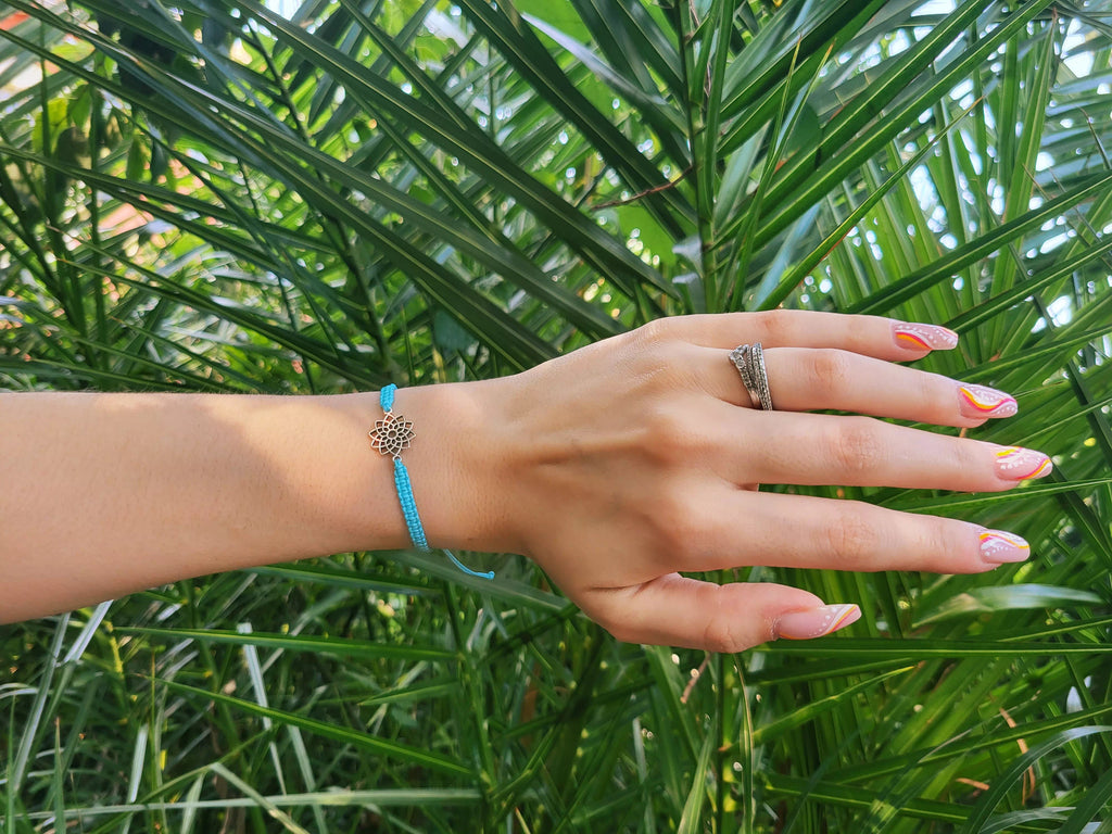 Bracelet macramé bleu avec fleur rosace argentée  Bracelet Jethyka