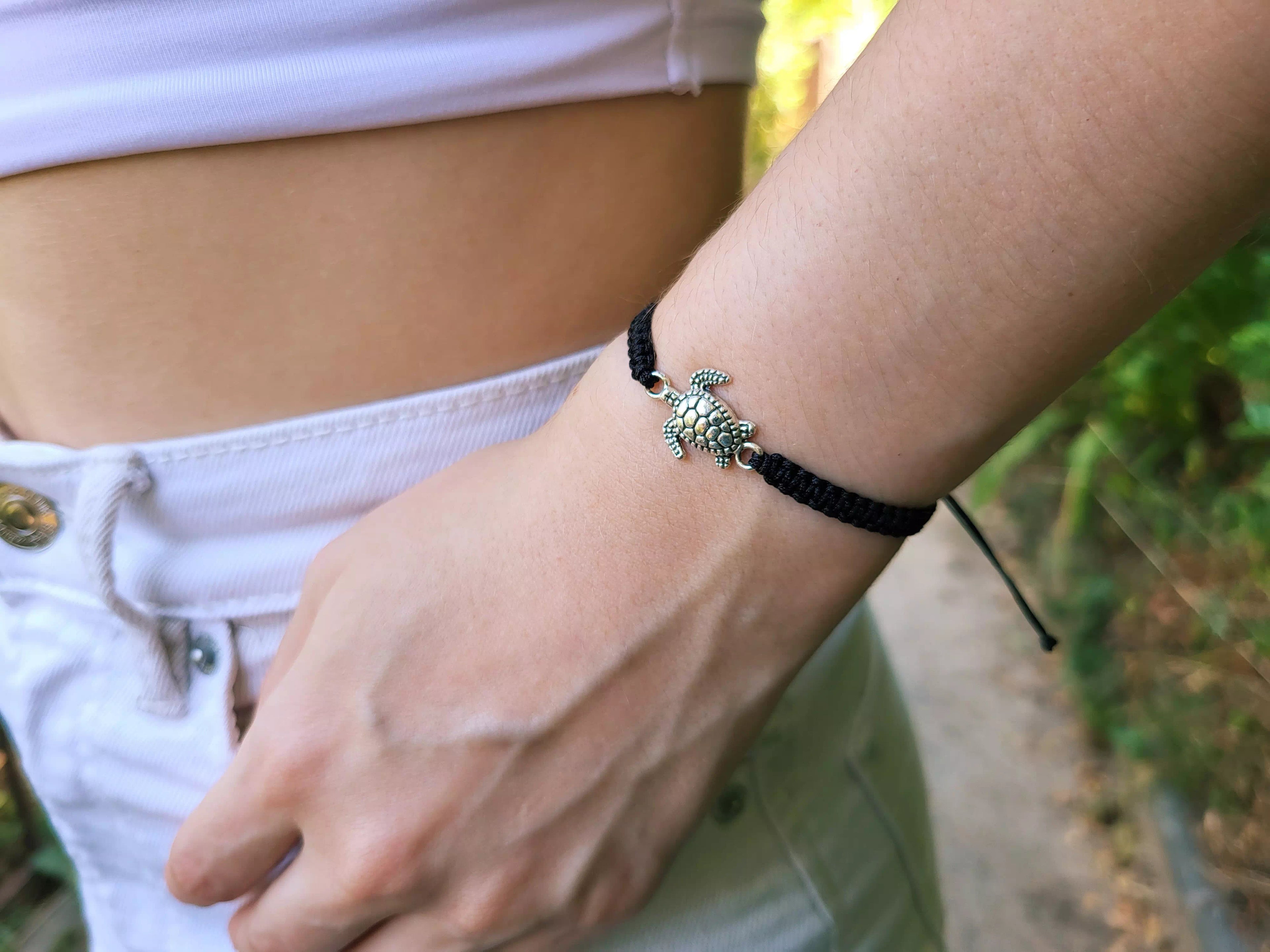 Bracelet tortue argentée et macramé noir – Bijou réglable tendance et porte-bonheur  Bracelet Jethyka