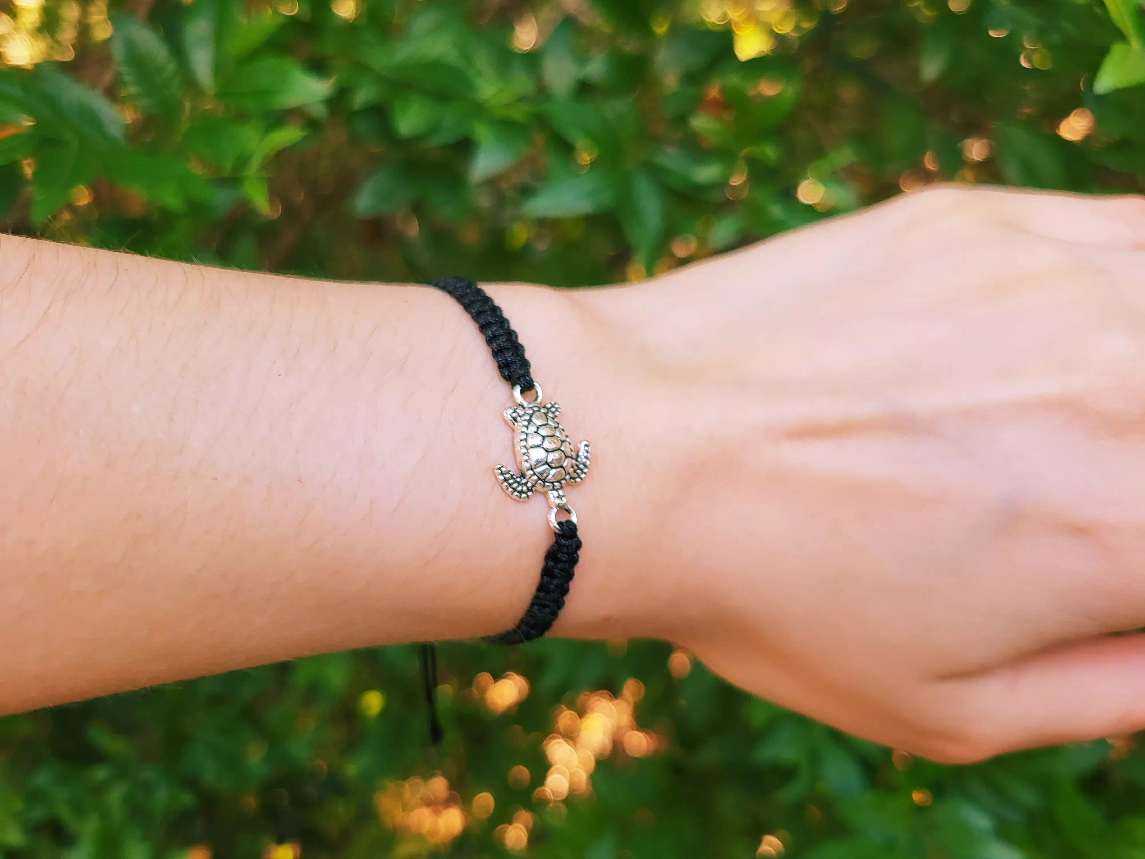 Bracelet tortue argentée et macramé noir – Bijou réglable tendance et porte-bonheur  Bracelet Jethyka