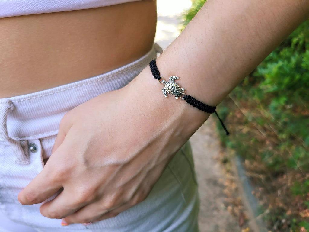 Bracelet tortue argentée et macramé noir – Bijou réglable tendance et porte-bonheur  Bracelet Jethyka