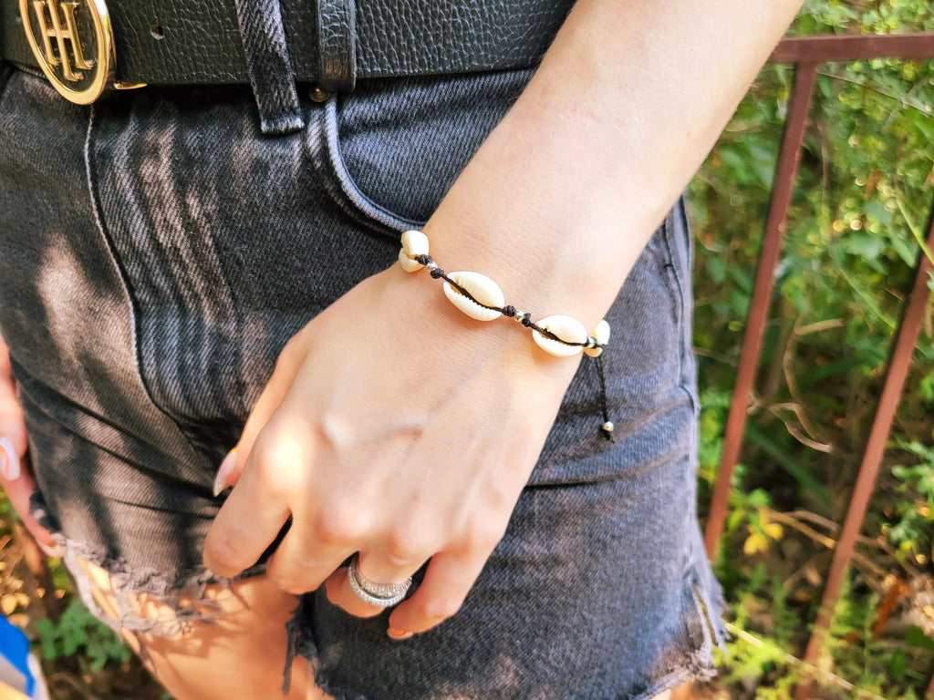 Bracelet noir avec coquillages cauris et perles en métal argenté  Bracelet Jethyka