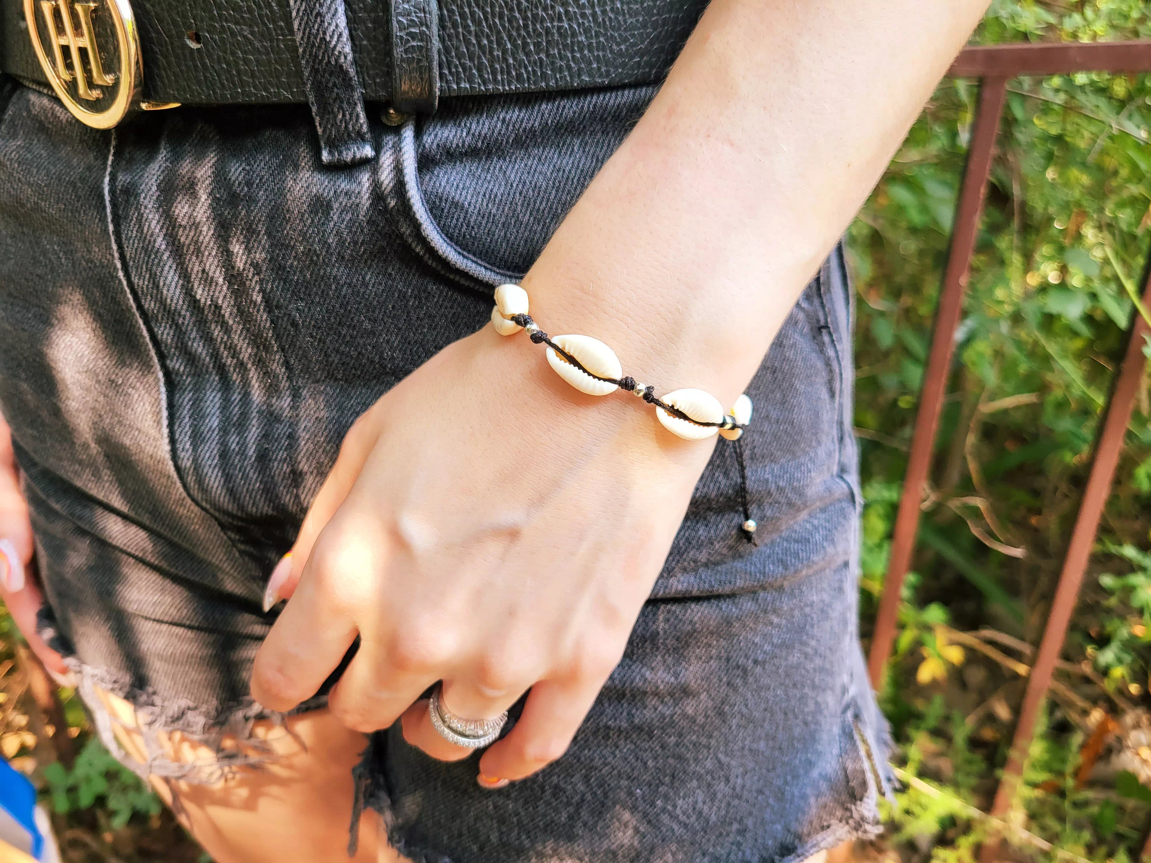 Bracelet noir avec coquillages cauris et perles en métal argenté  Bracelet Jethyka