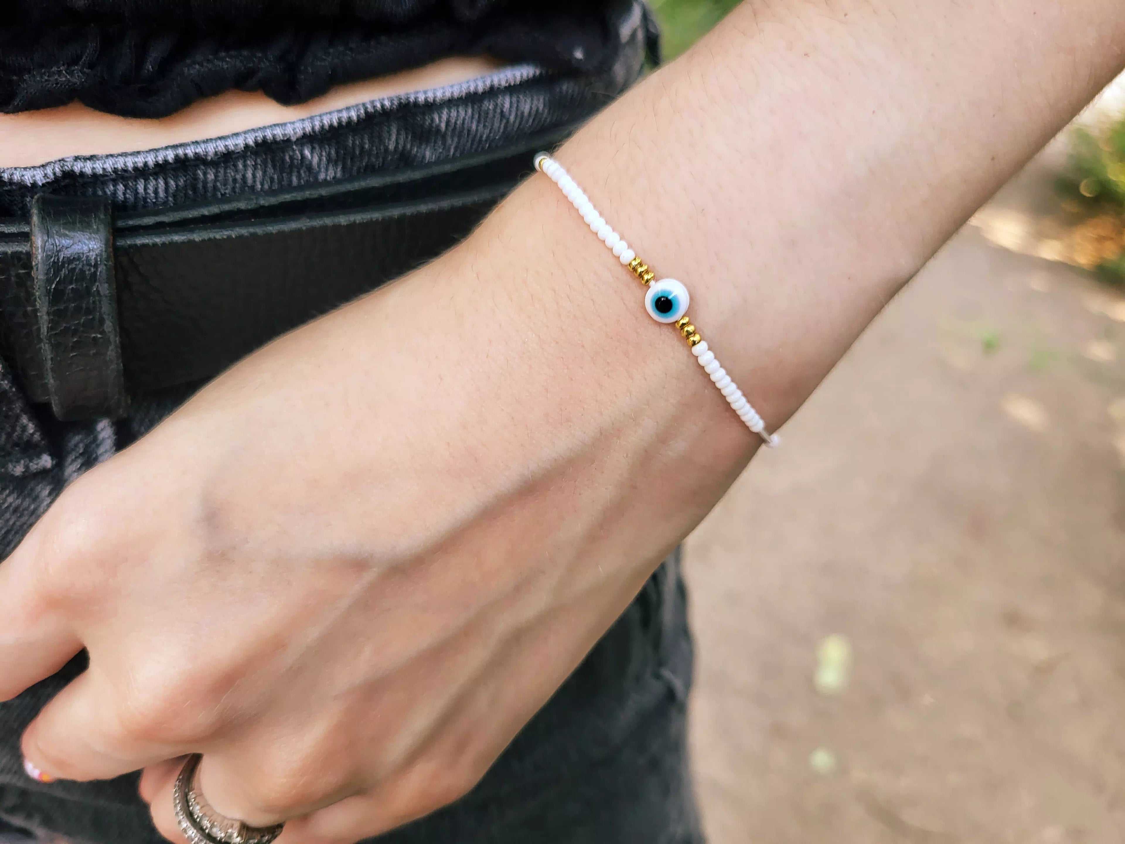 Bracelet Perles Rocailles Blanches et Dorées avec Œil Protecteur  Bracelet Jethyka