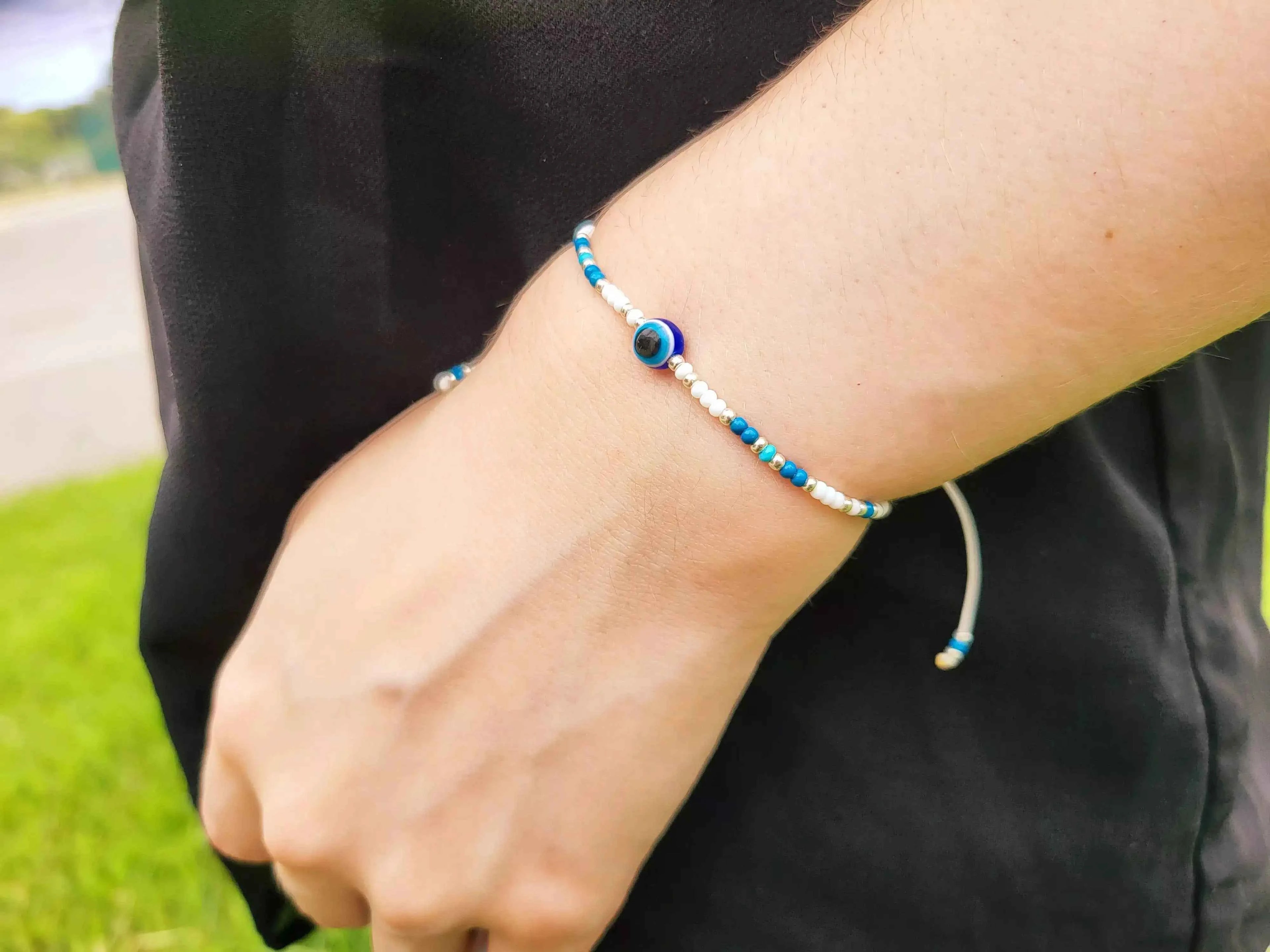 Bracelet Œil Protecteur perles rocailles blanches et bleues