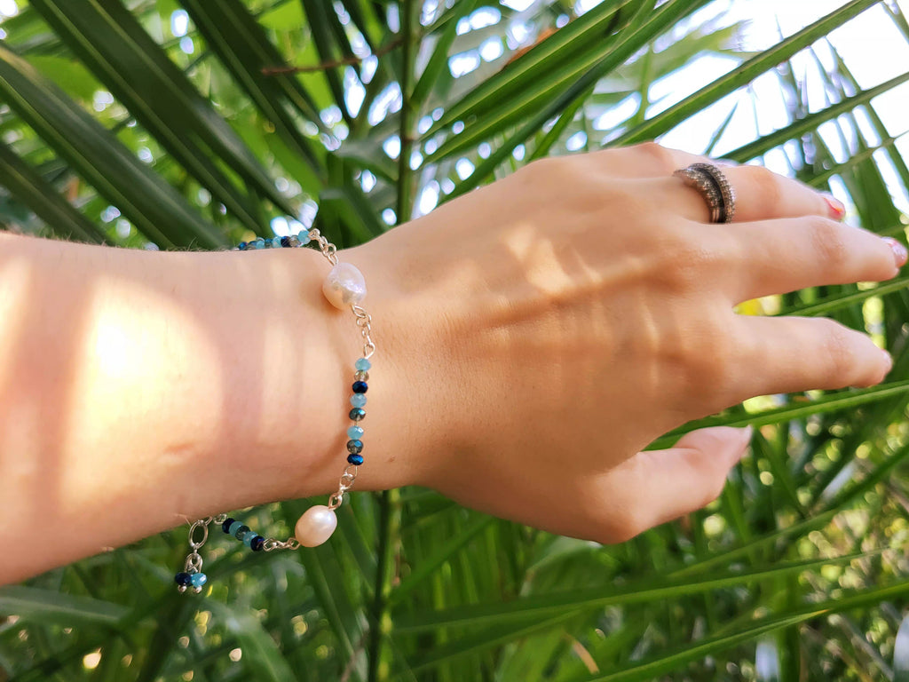 Bracelet perle d'eau douce et perles de cristal bleues  Bracelet Jethyka