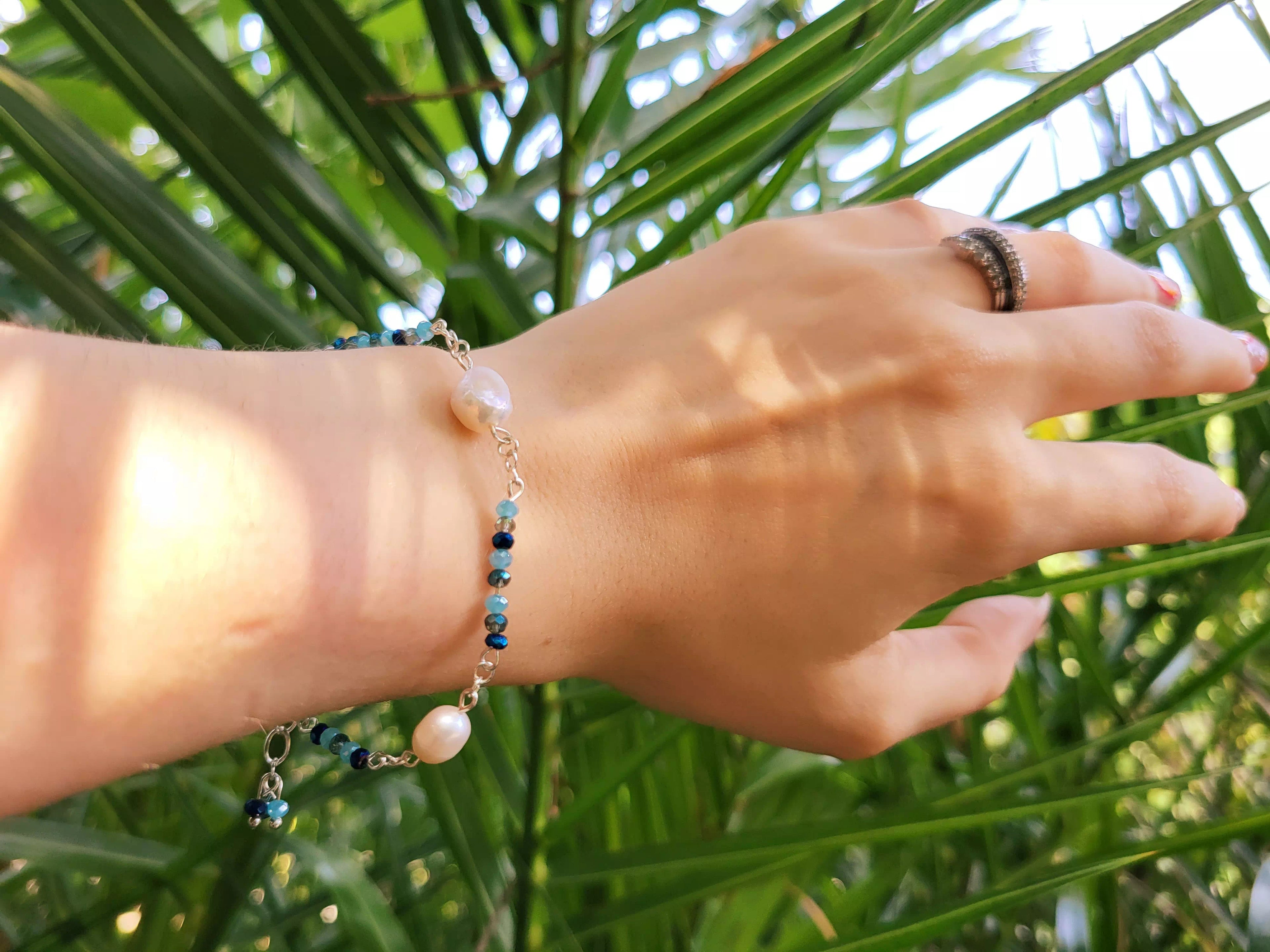 Bracelet perle d'eau douce et perles de cristal bleues  Bracelet Jethyka