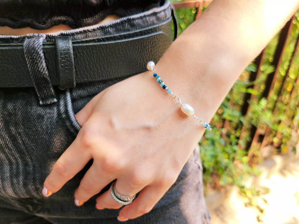 Bracelet perle d'eau douce et perles de cristal bleues  Bracelet Jethyka