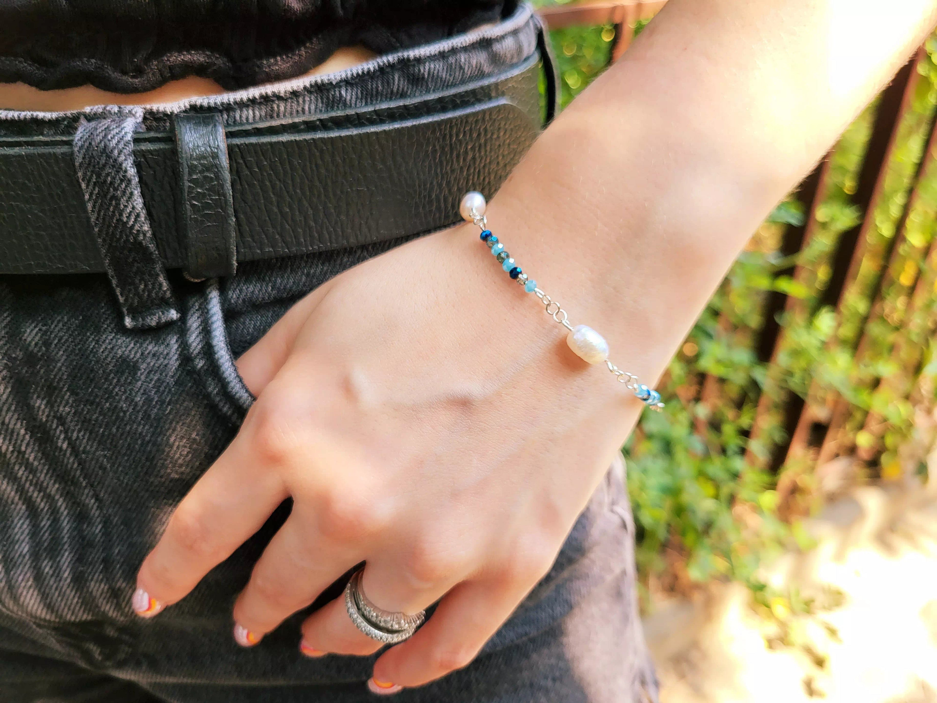 Bracelet perle d'eau douce et perles de cristal bleues  Bracelet Jethyka