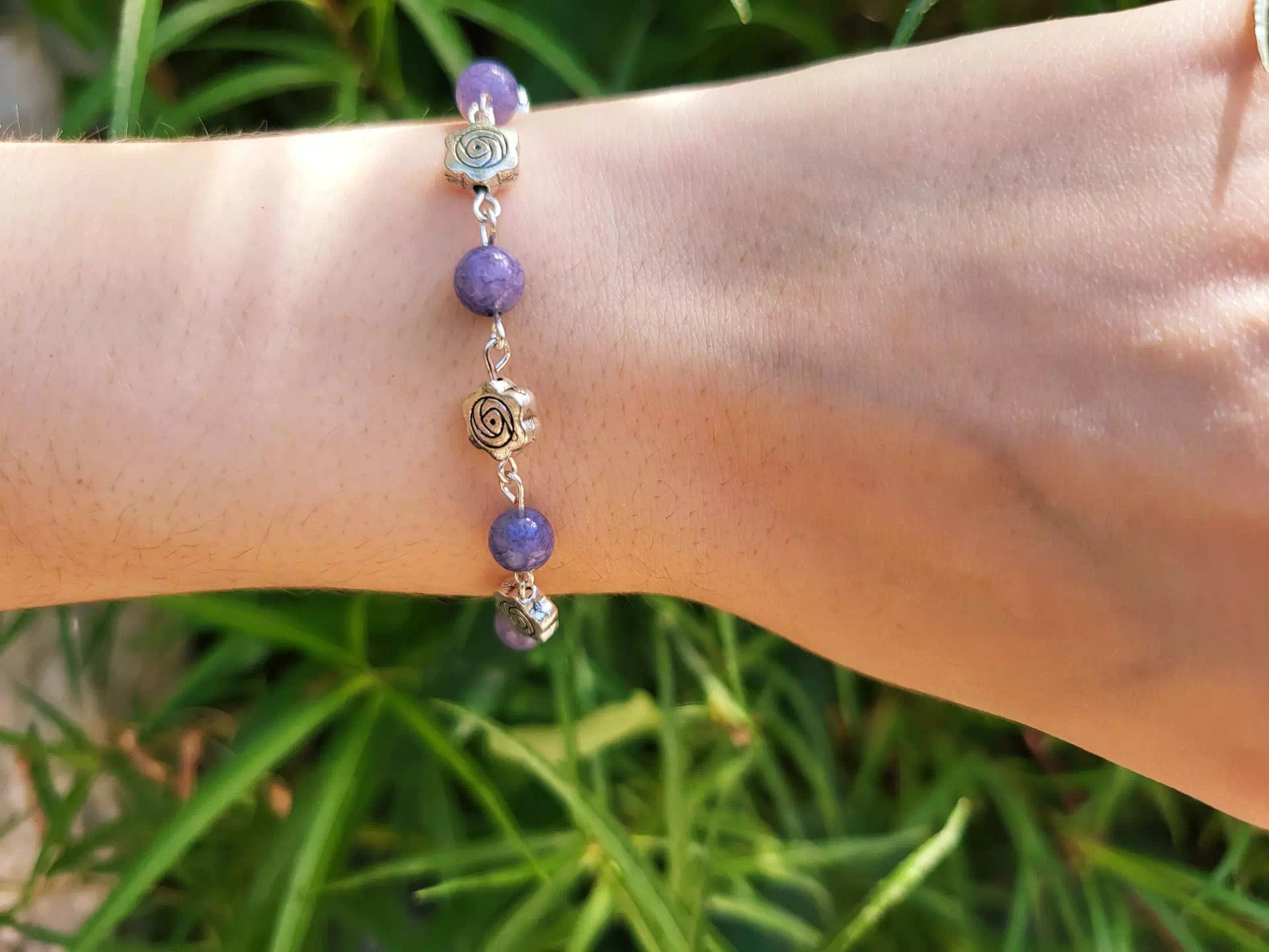 Bracelet en pierres naturelles Angélite pourpre et perles roses en métal argenté – Élégance et douceur  Bracelet Jethyka