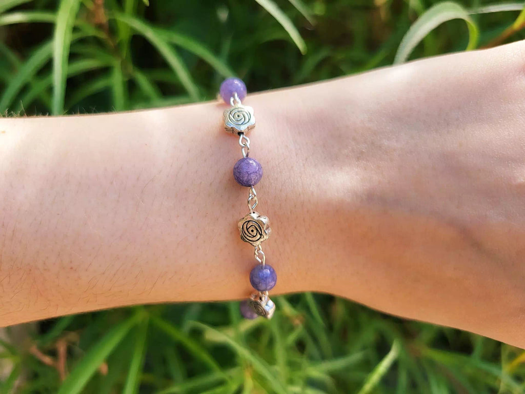 Bracelet en pierres naturelles Angélite pourpre et perles roses en métal argenté – Élégance et douceur  Bracelet Jethyka