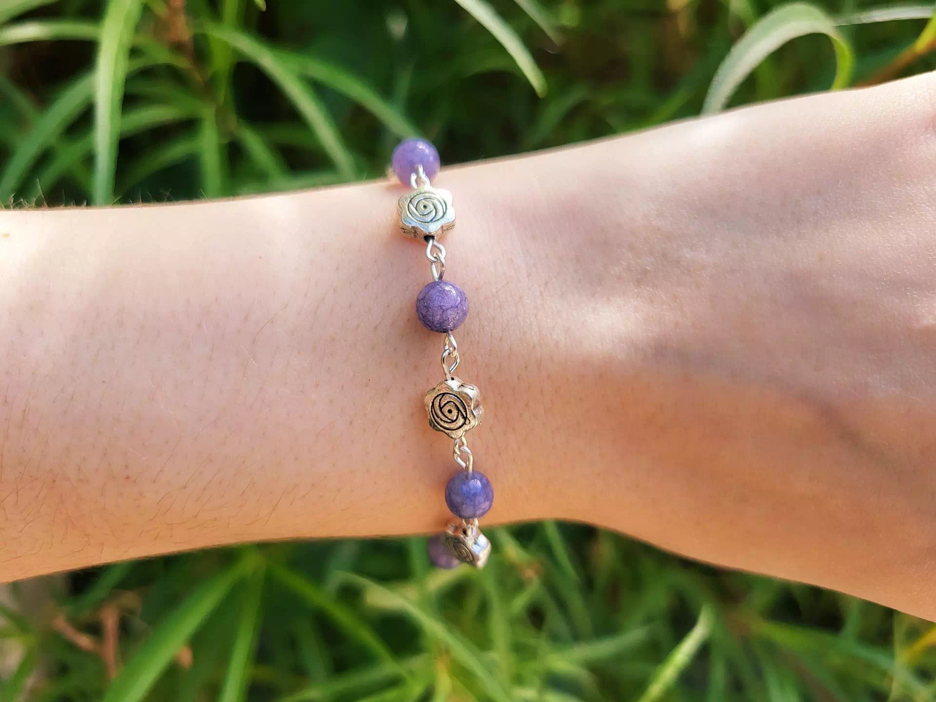 Bracelet en pierres naturelles Angélite pourpre et perles roses en métal argenté – Élégance et douceur  Bracelet Jethyka