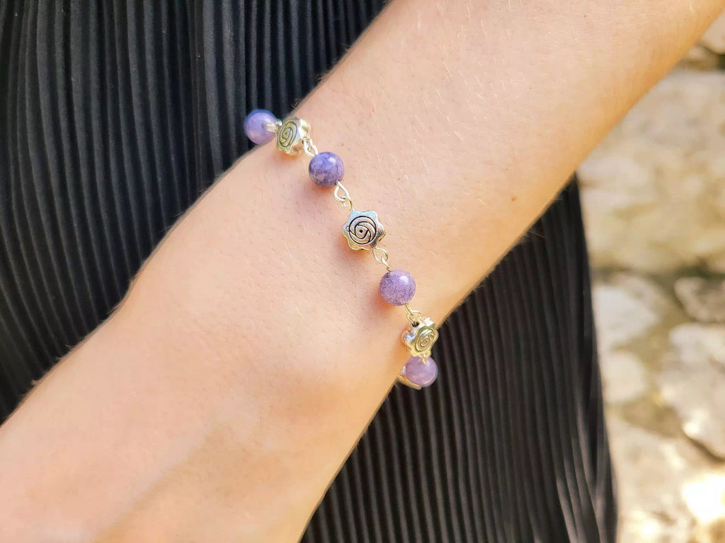 Bracelet en pierres naturelles Angélite pourpre et perles roses en métal argenté – Élégance et douceur  Bracelet Jethyka