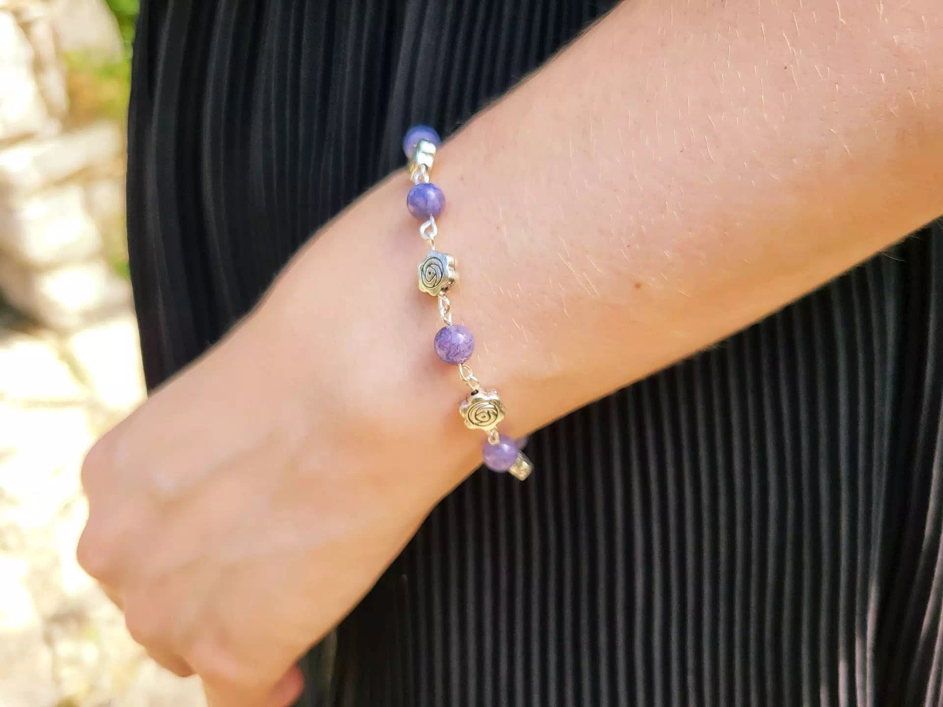 Bracelet en pierres naturelles Angélite pourpre et perles roses en métal argenté – Élégance et douceur  Bracelet Jethyka