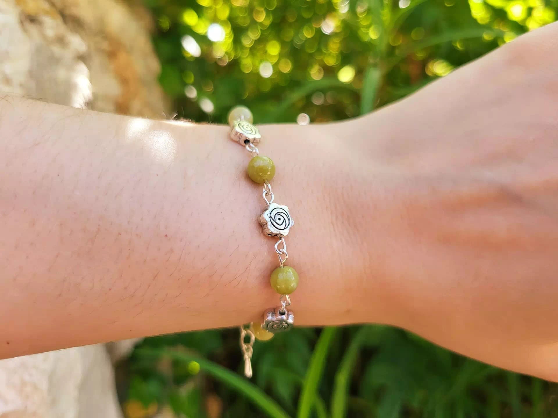 Bracelet pierres naturelles Jade et perles roses en métal  Bracelet Jethyka