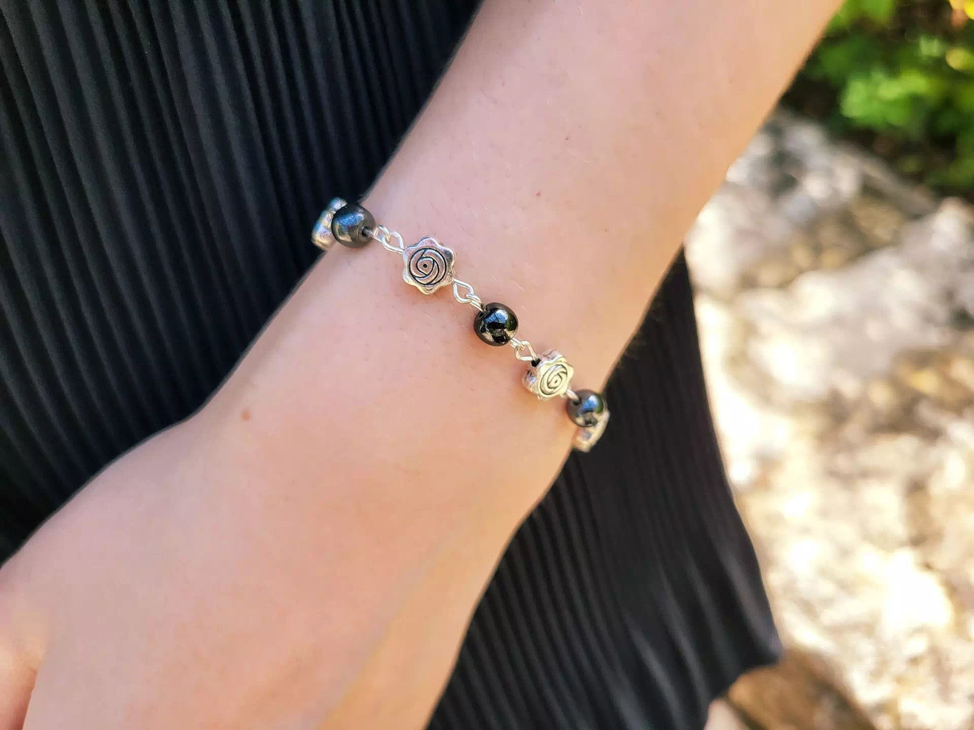 Bracelet en Pierres Naturelles Hématite et Perles Roses en Métal Argenté  Bracelet Jethyka