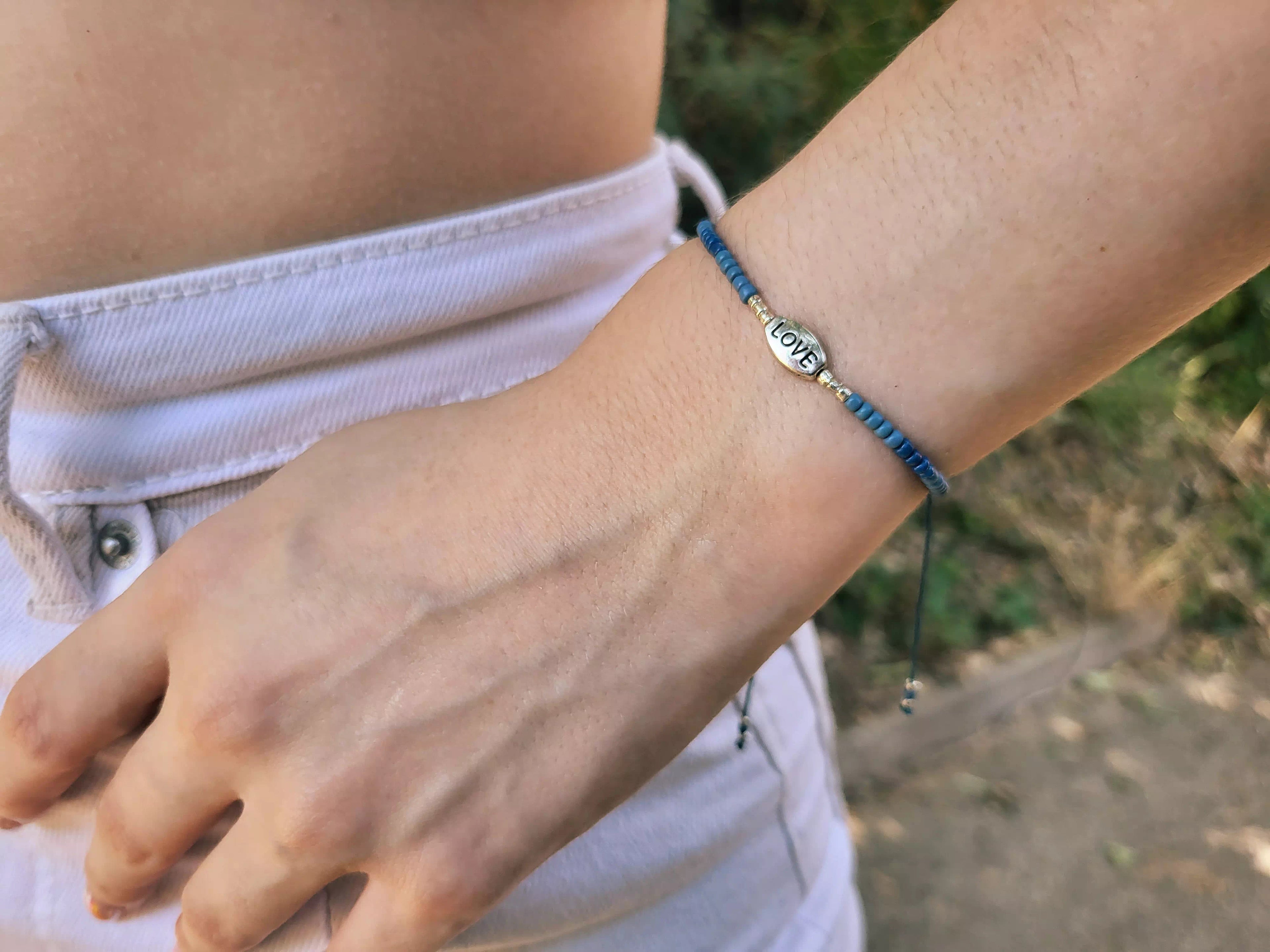 Bracelet en Perles Rocailles Bleues et Perle Love  Bracelet Jethyka