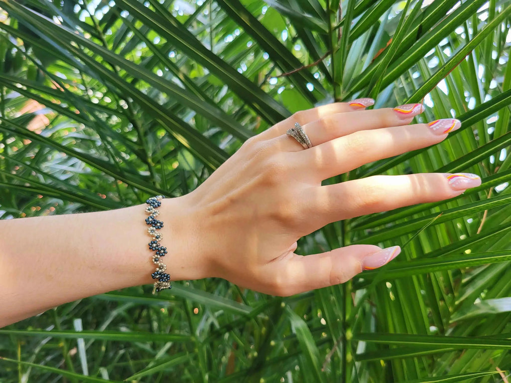 Bracelet Fleurs perles rocailles Argent et Bleu métallisé