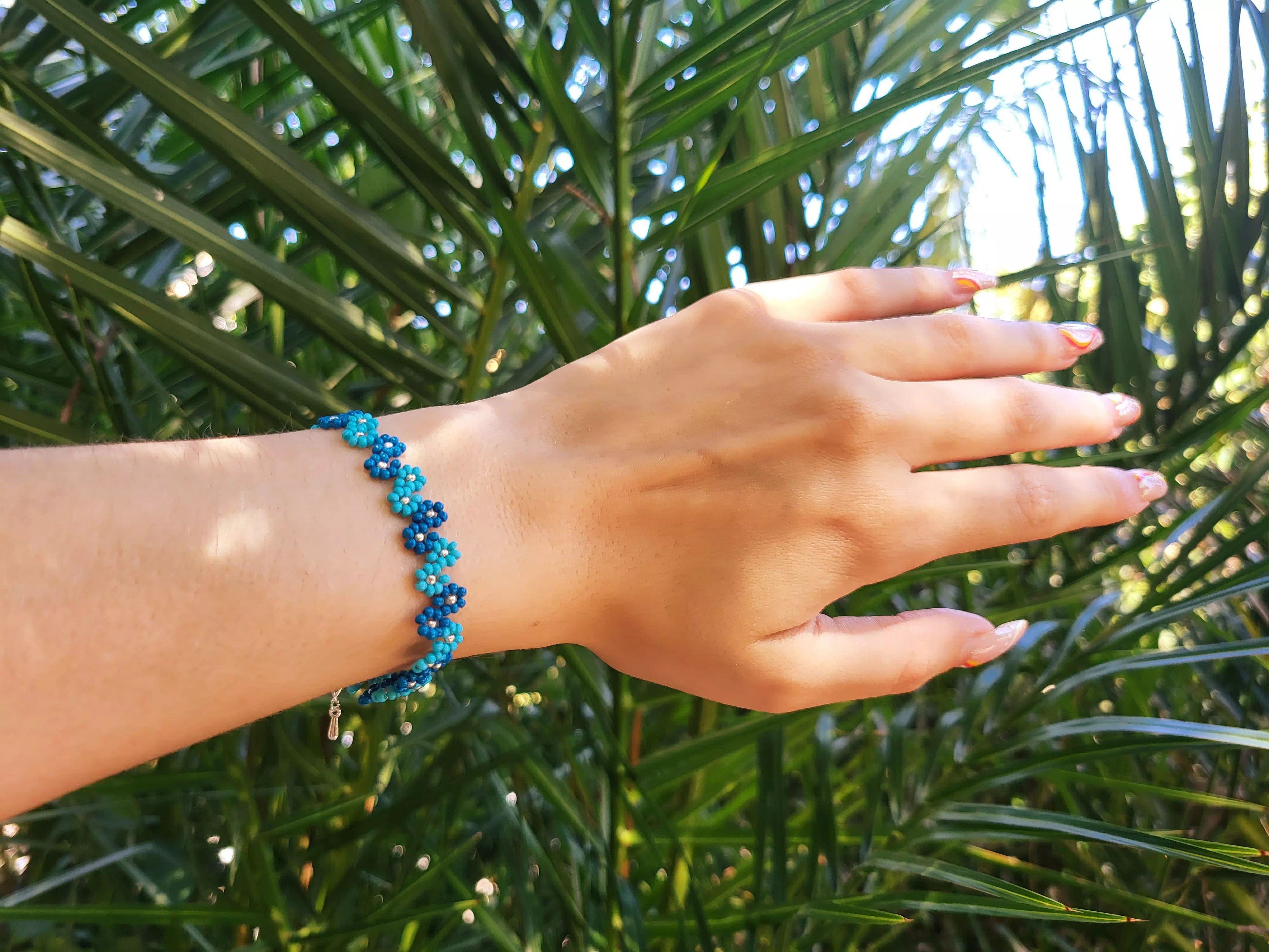 Bracelet Fleurs Bleu Ciel et Bleu Foncé en Perles de Rocailles  Bracelet Jethyka