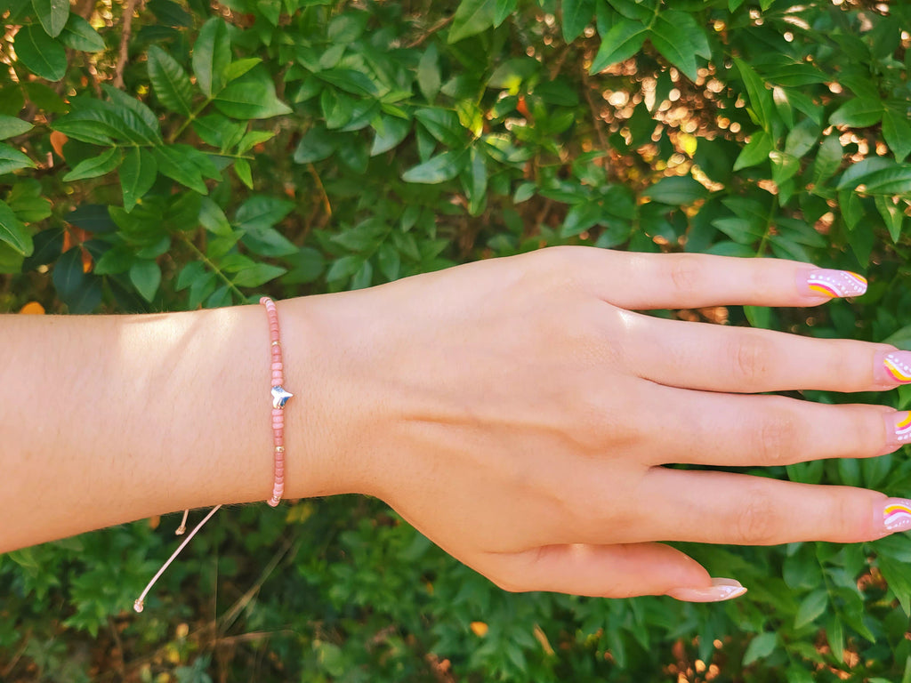 Bracelet en perles rocailles roses et perle cœur en métal argenté  Bracelet Jethyka