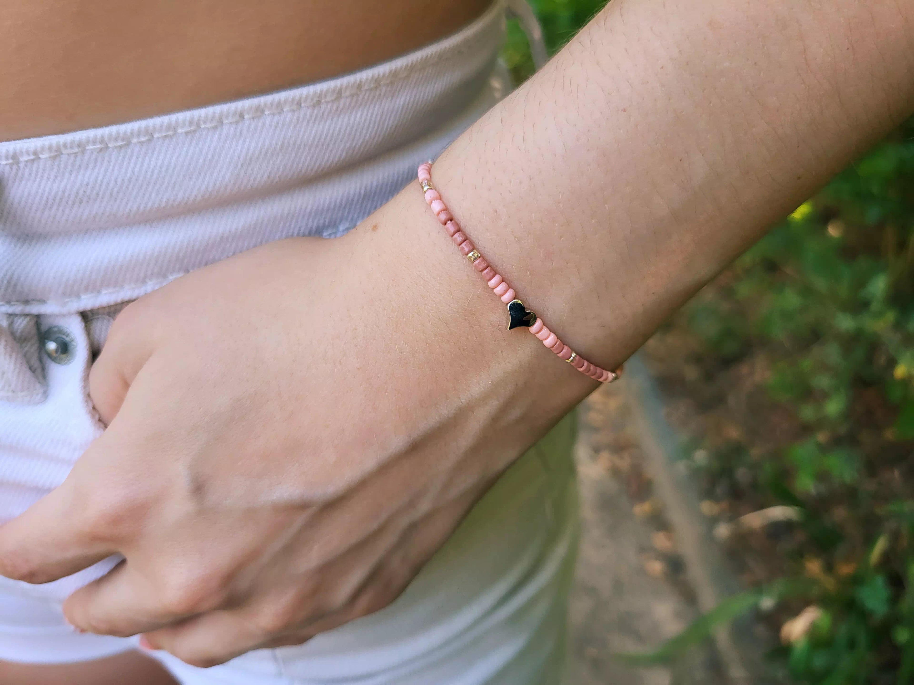 Bracelet en perles rocailles roses et perle cœur en métal argenté  Bracelet Jethyka