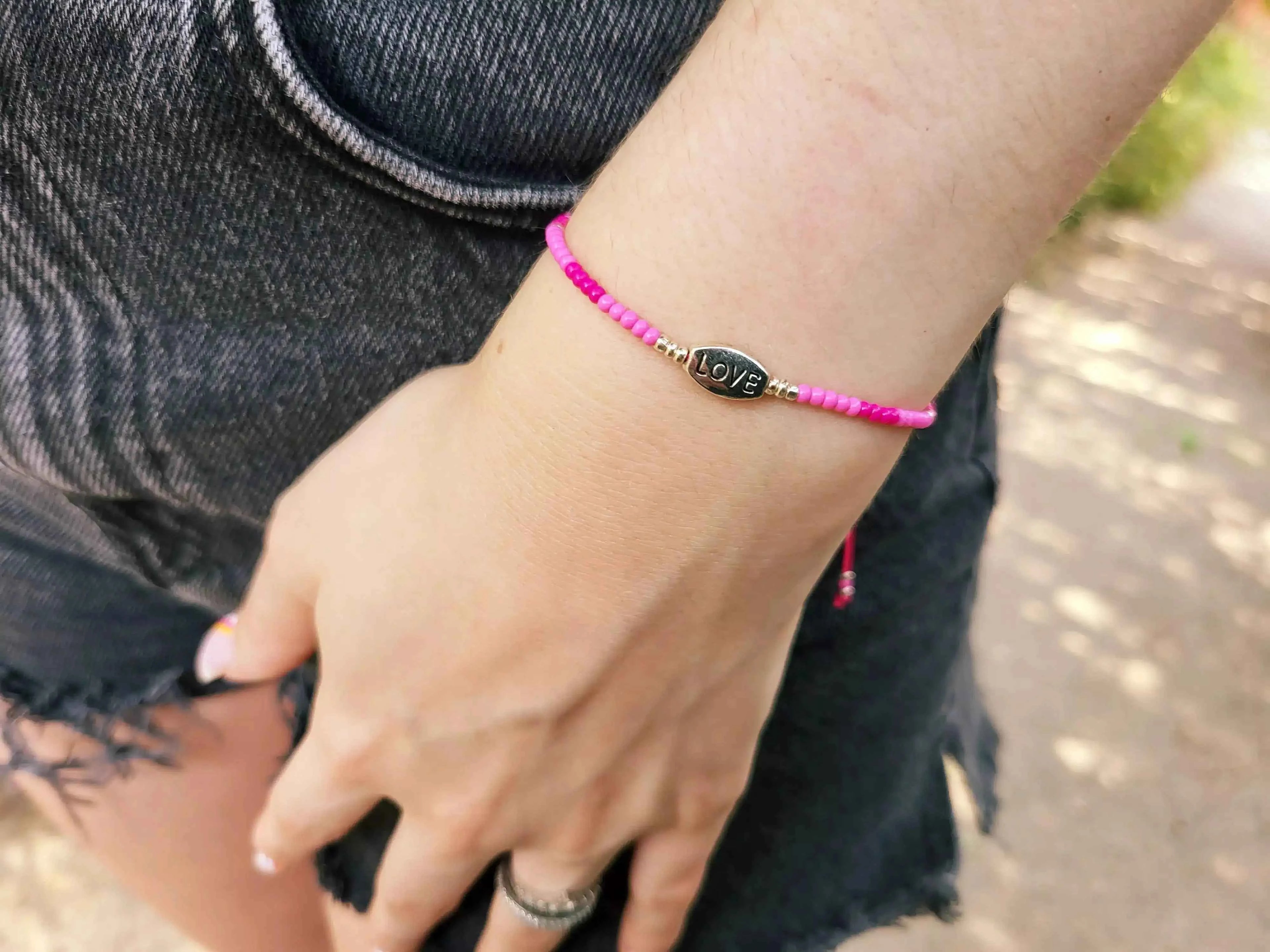Bracelet Love en perles rocailles Fuchsias