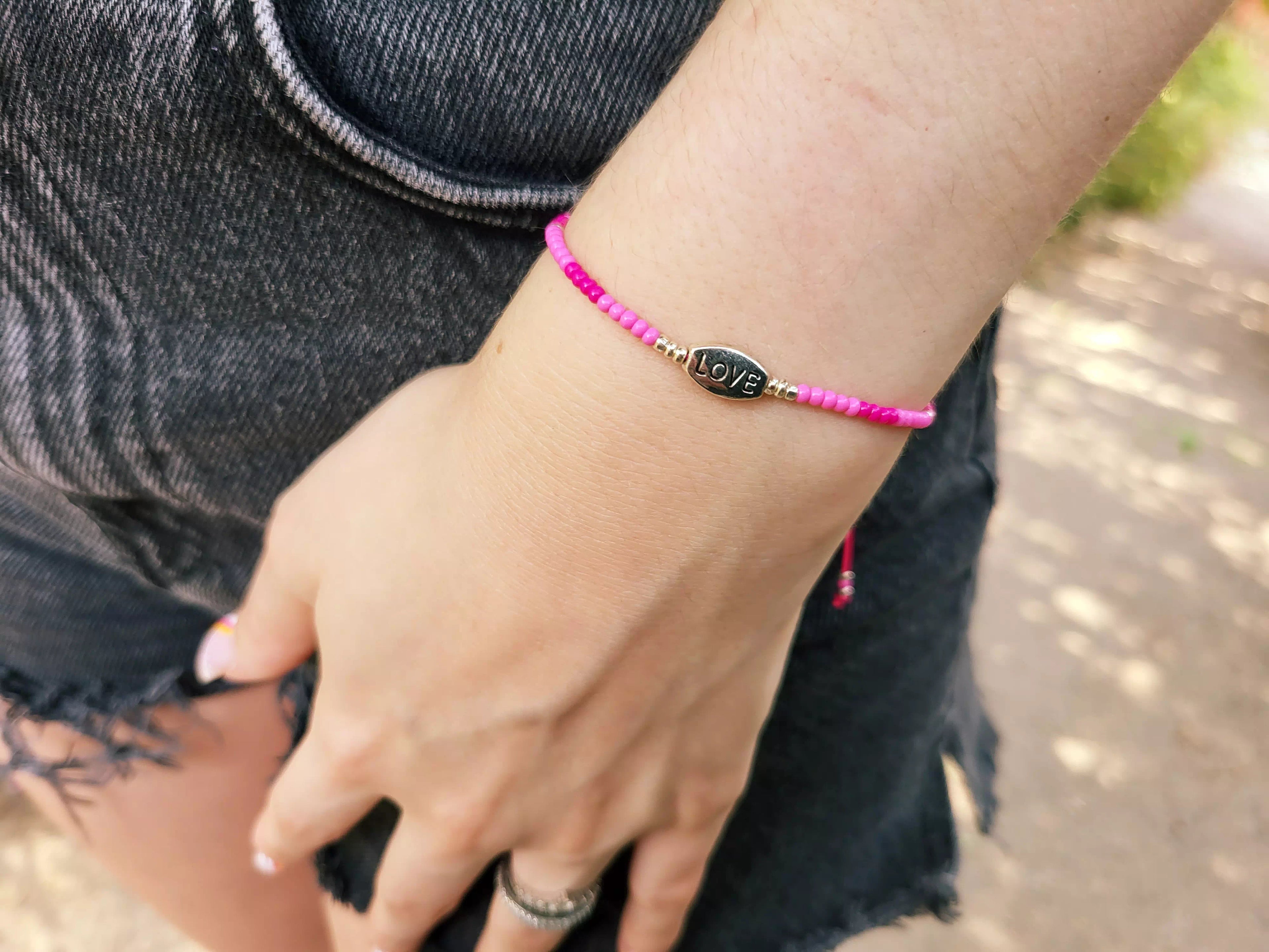 Bracelet perles rocailles fuchsia et perle Love en métal argenté  Bracelet Jethyka