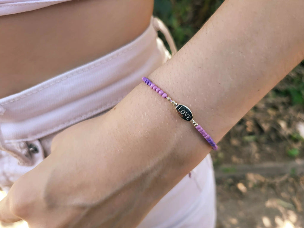 Bracelet perles rocailles violettes et perle Love en métal argenté  Bracelet Jethyka