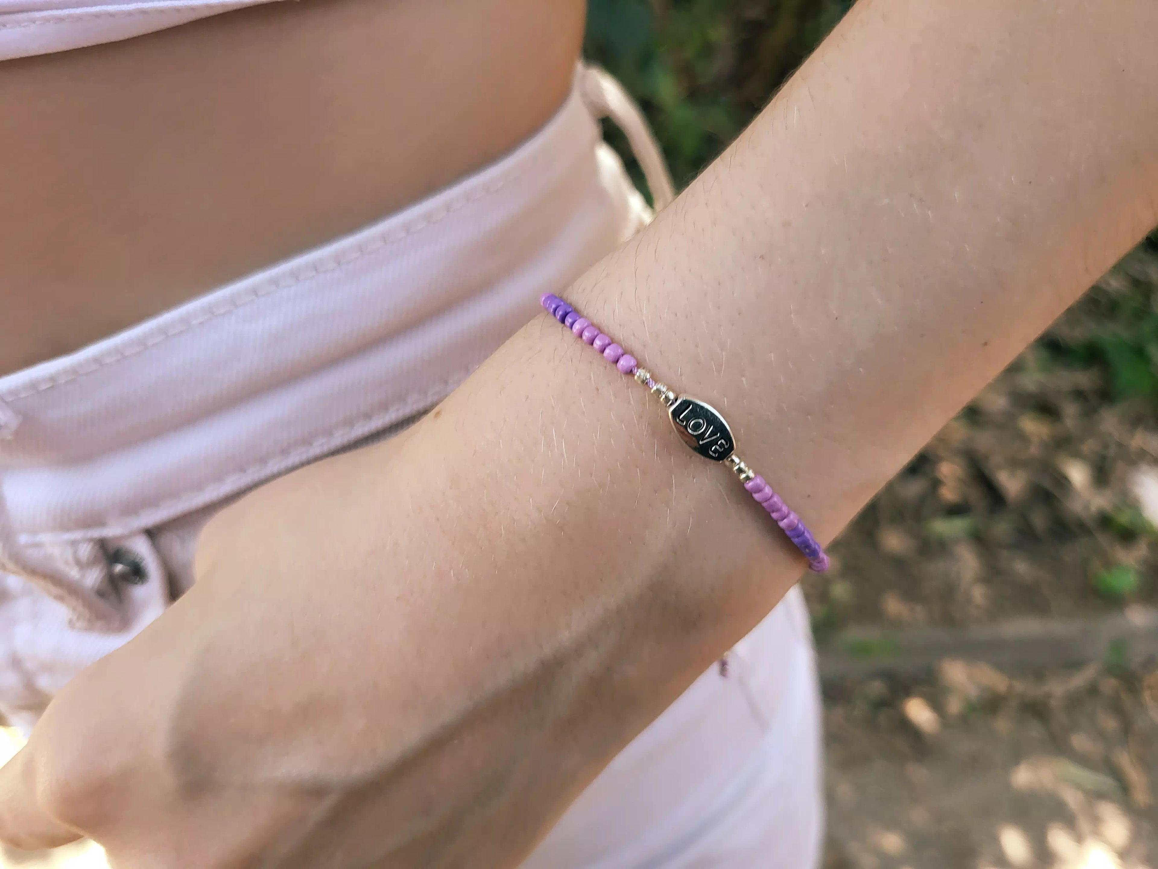 Bracelet perles rocailles violettes et perle Love en métal argenté  Bracelet Jethyka