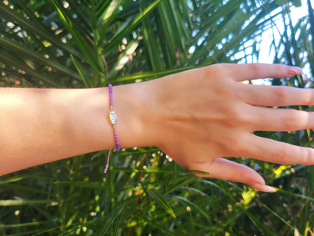 Bracelet perles rocailles violettes et perle Love en métal argenté  Bracelet Jethyka