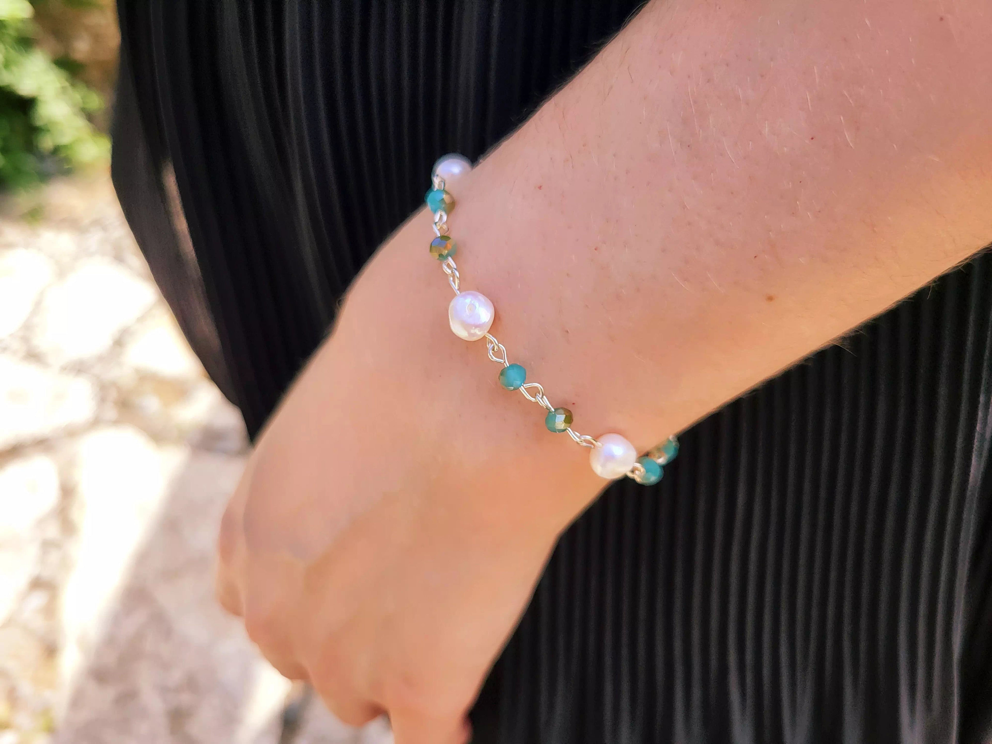 Bracelet plaqué argent perles eau douce et perles cristal bleues  Bracelet Jethyka