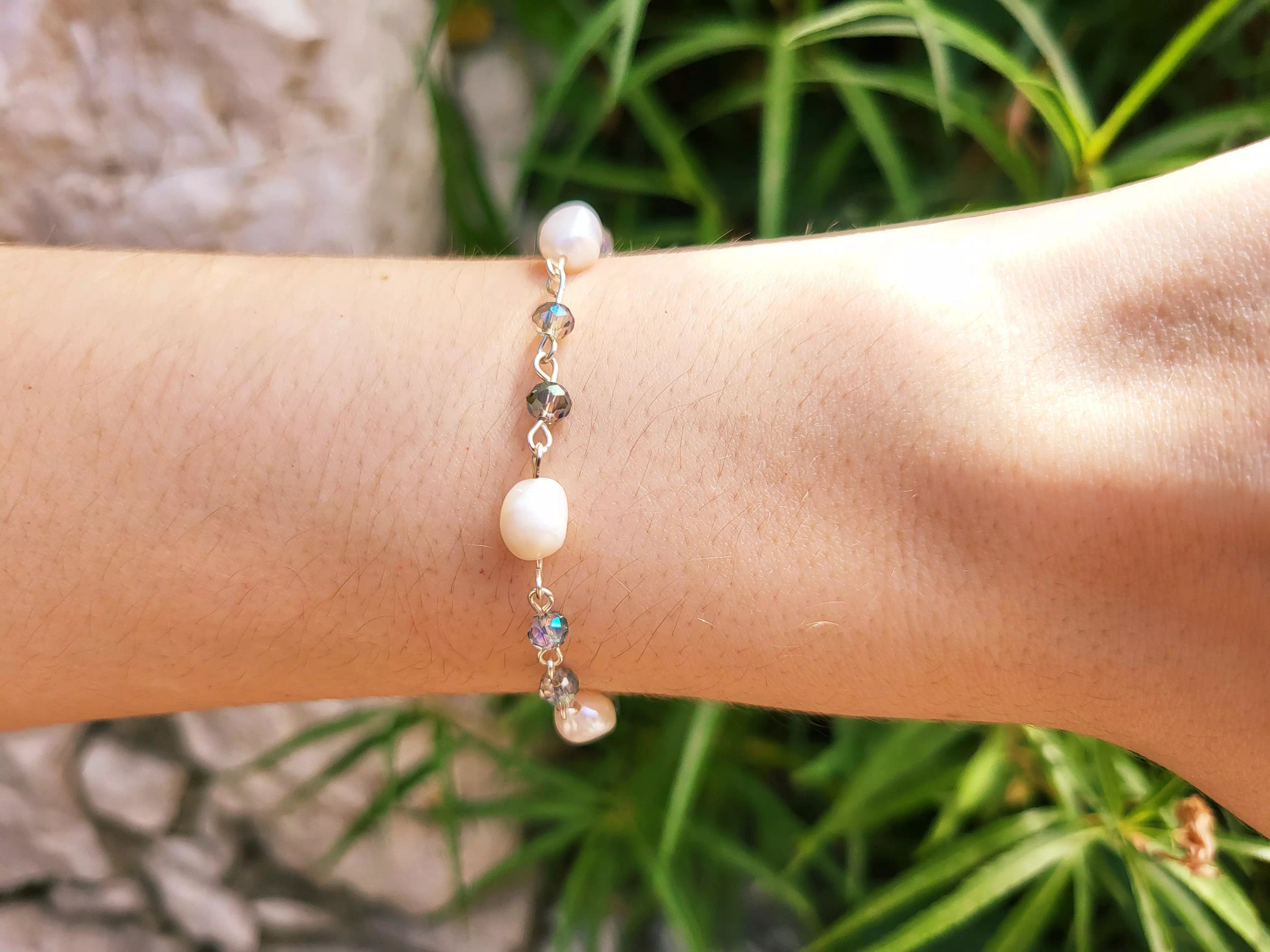 Bracelet plaqué argent perles eau douce et perles cristal gris bleuté  Bracelet Jethyka