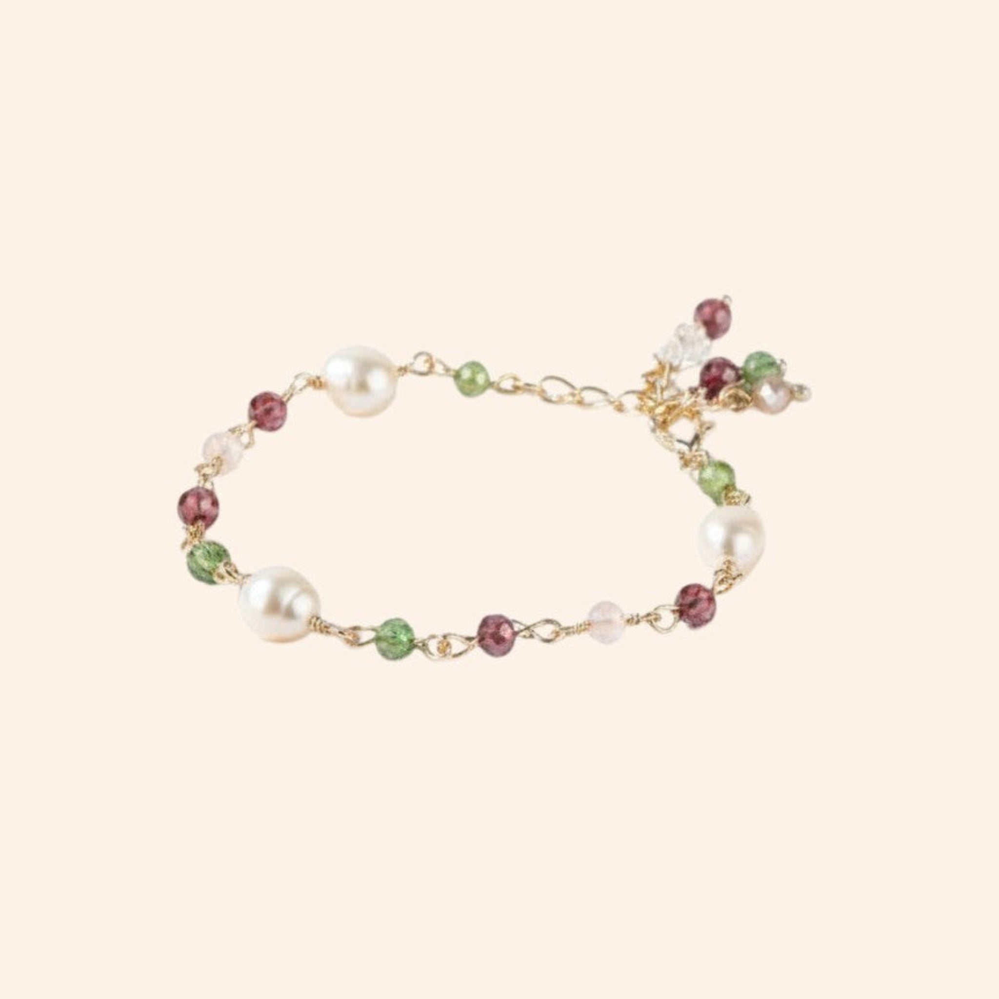 Bracelet pour femme en plaqué argent orné d'une perle d'eau douce blanche centrale et de petites perles de cristal facettées multicolores, créé artisanalement par Jethyka.