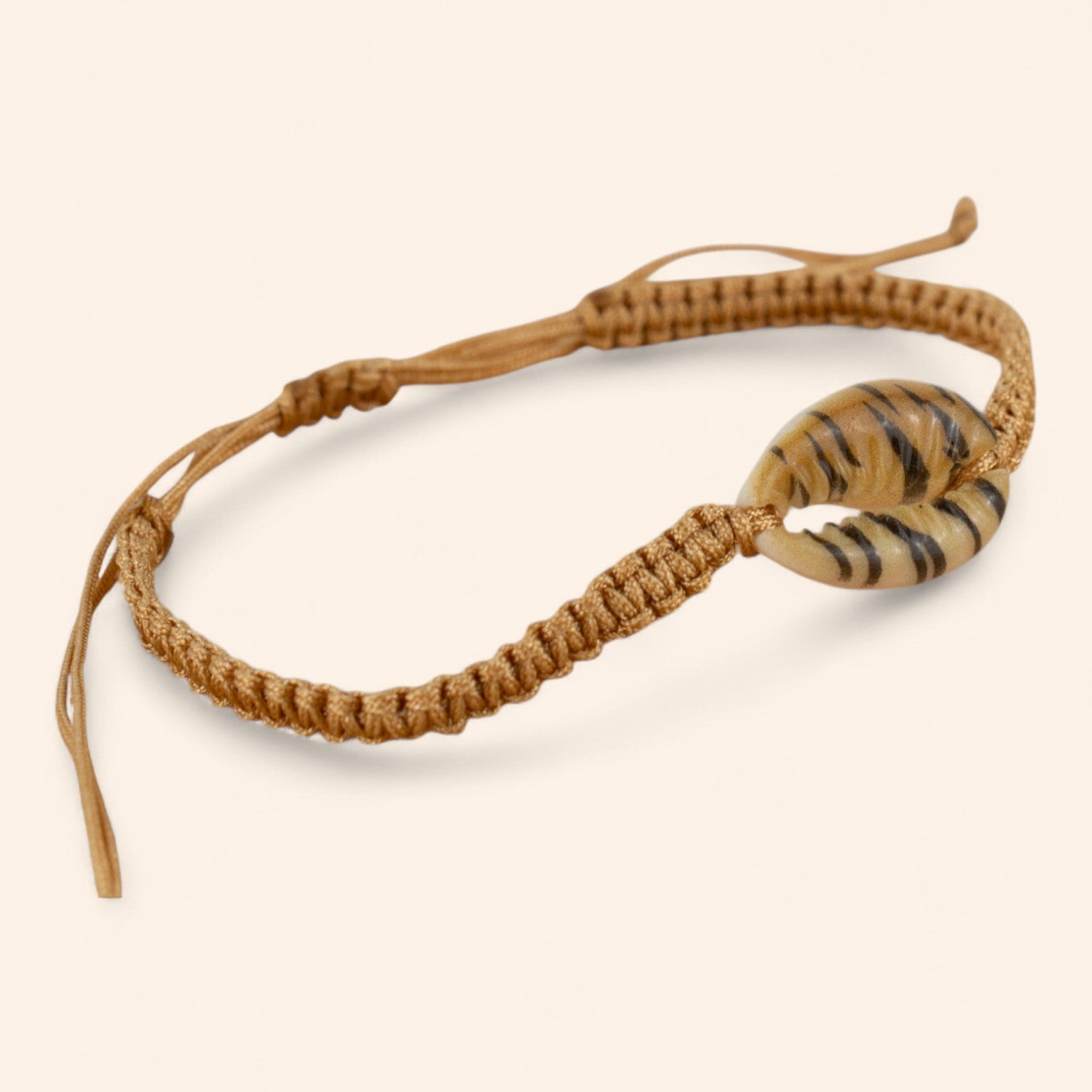 Bracelet macramé camel avec coquillage cauri tigré  Bracelet Jethyka