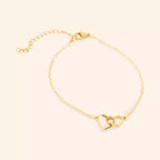 Bracelet femme en métal doré avec 2 cœurs entrelacés – Élégance et amour intemporel  Bracelet Jethyka