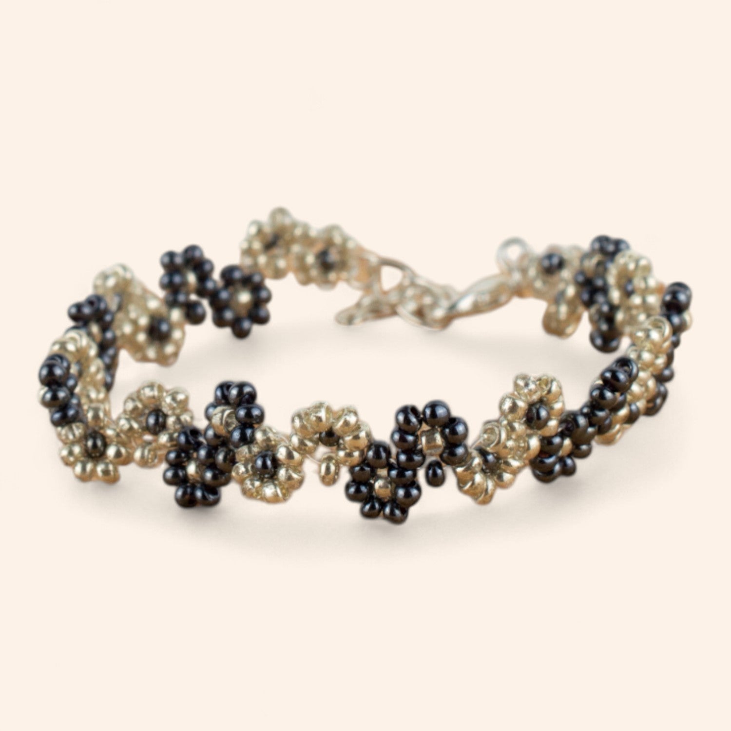 Bracelet Fleurs perles rocailles argentés et bleu métallisé  Bracelet Jethyka