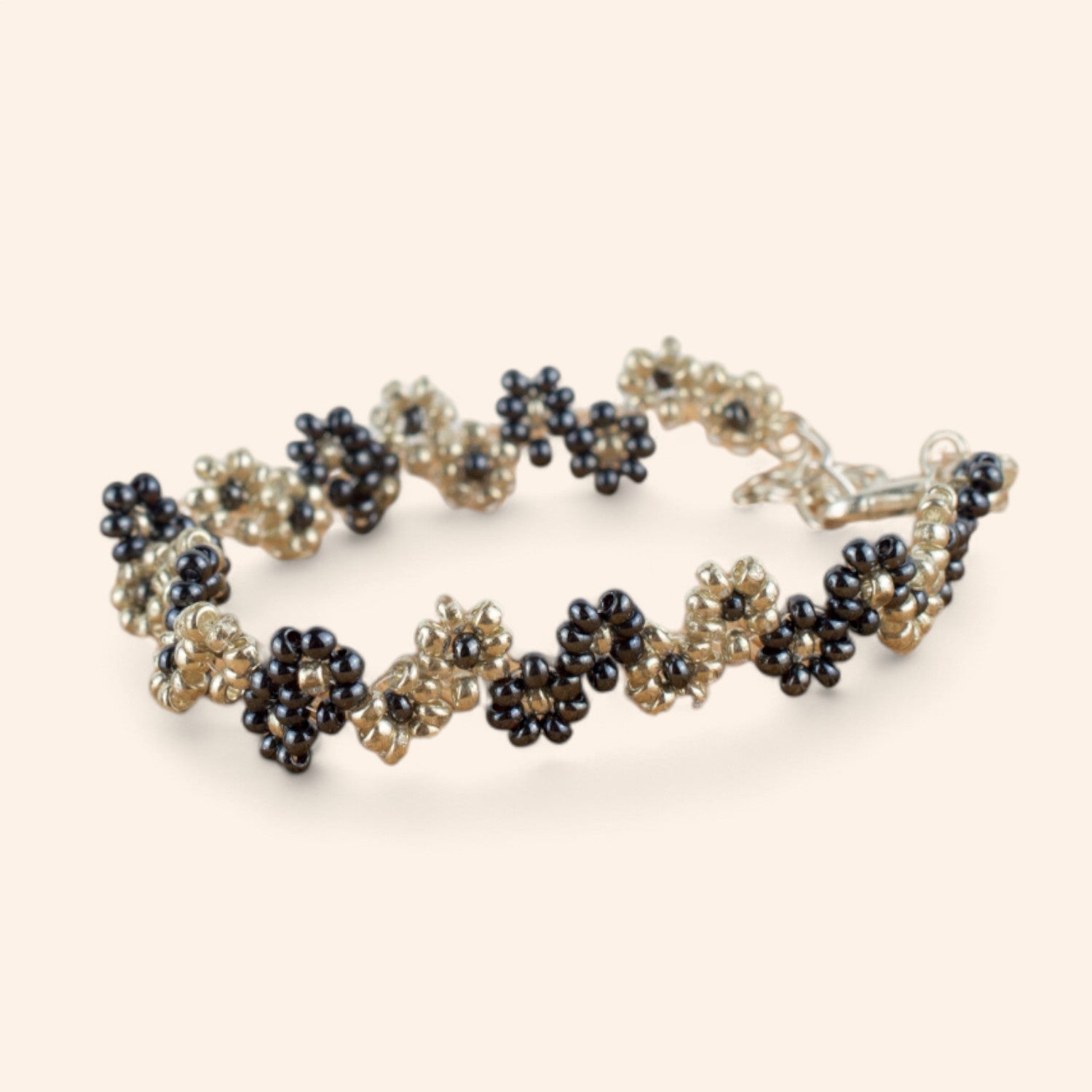 Bracelet Fleurs perles rocailles argentés et bleu métallisé  Bracelet Jethyka